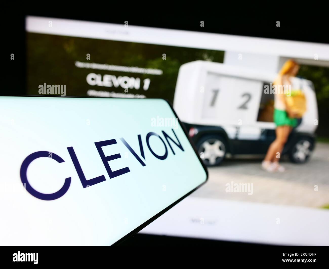 Smartphone avec logo de la société de véhicules autonomes Estionian Clevon COMME sur l'écran en face du site Web. Concentrez-vous sur le centre gauche de l'écran du téléphone. Banque D'Images