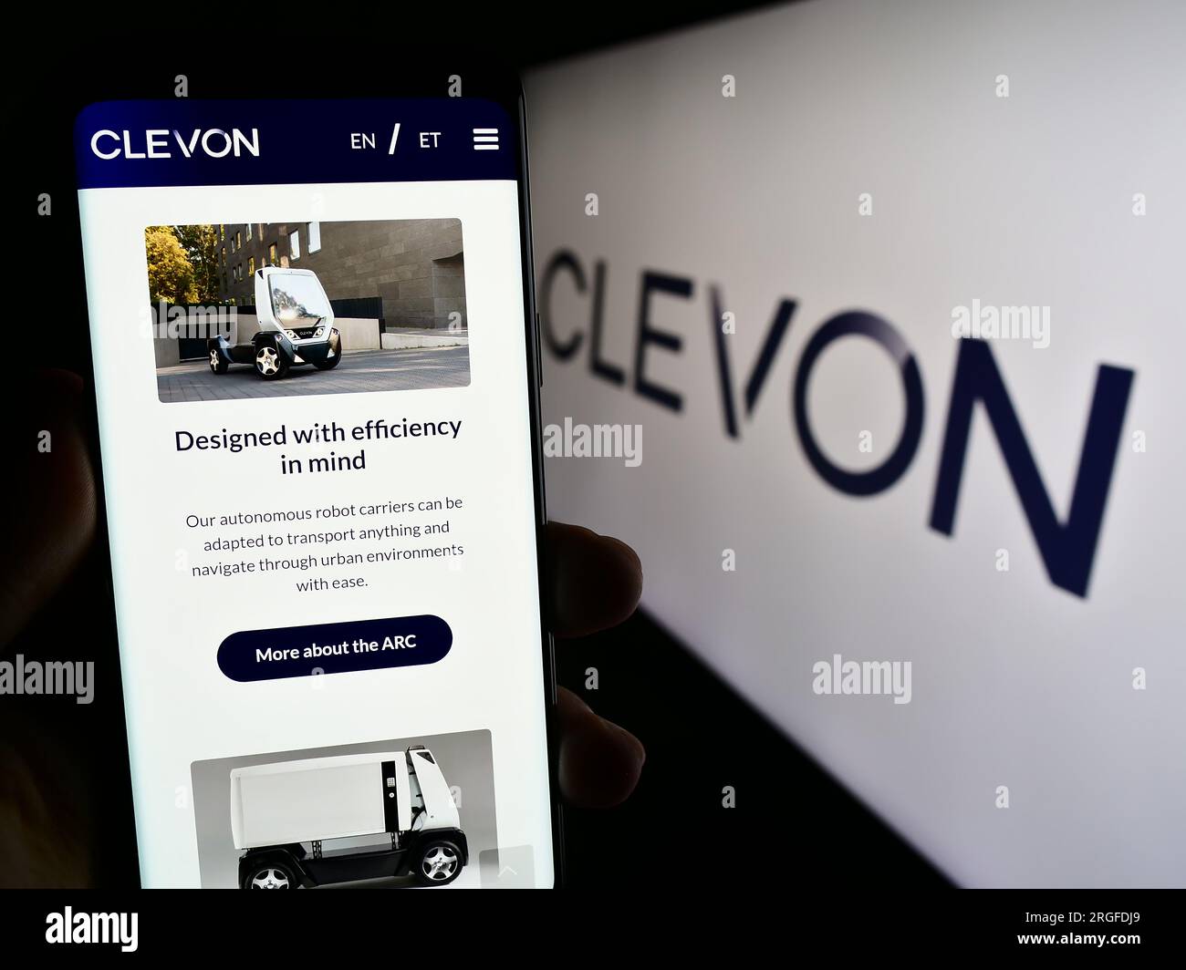 Personne tenant le smartphone avec la page Web de la société de véhicules autonomes Estionian Clevon COMME sur l'écran avec logo. Concentrez-vous sur le centre de l'écran du téléphone. Banque D'Images