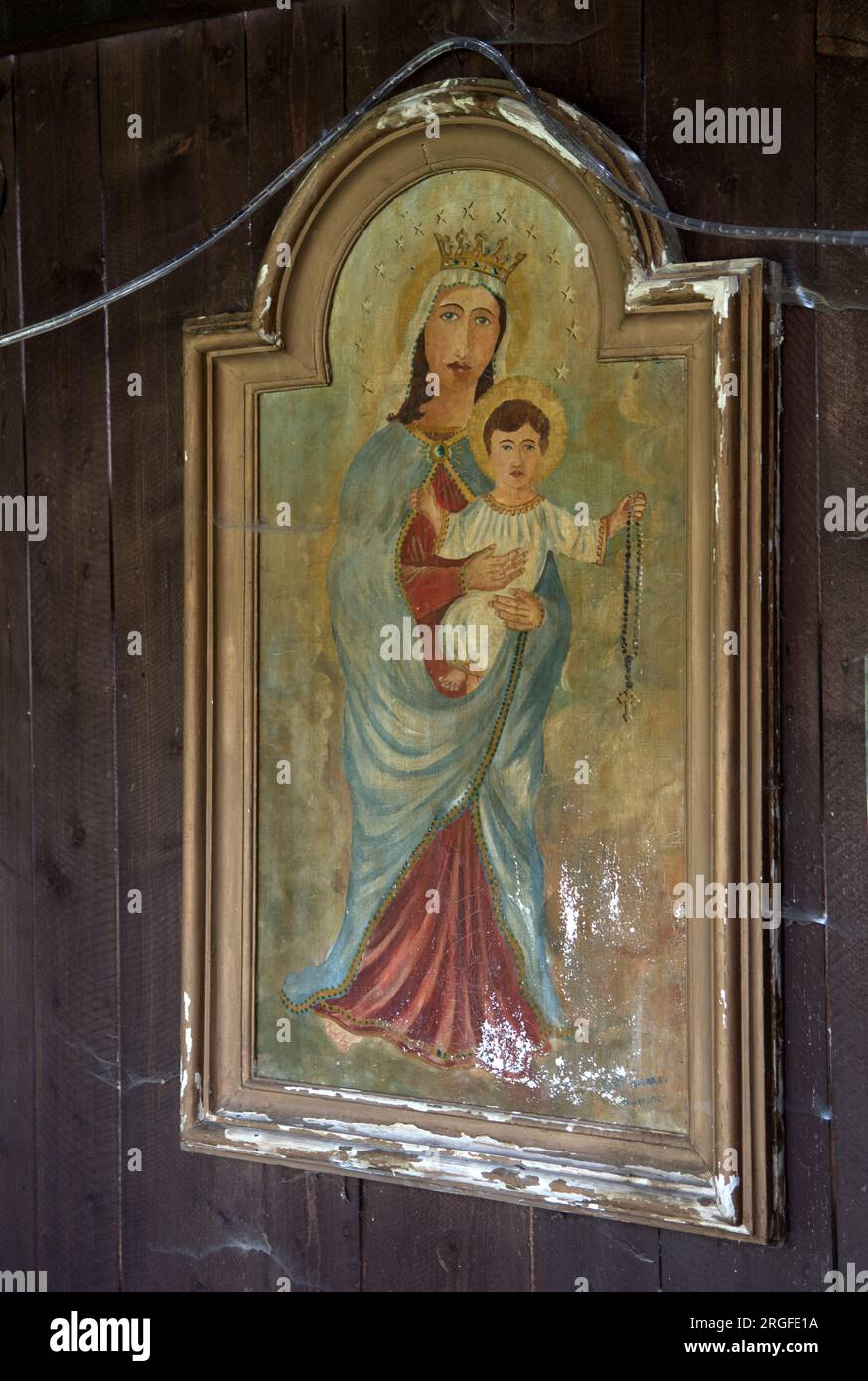 Peinture à l'huile primitive de la Vierge à l'enfant, située dans un abri en bois près de l'église de Saint Matthieu, où une scène de nativité de Noël est exposée. Sumiac, district de Brezno, Slovaquie août 2023. HOMER SYKES des années 2020 Banque D'Images