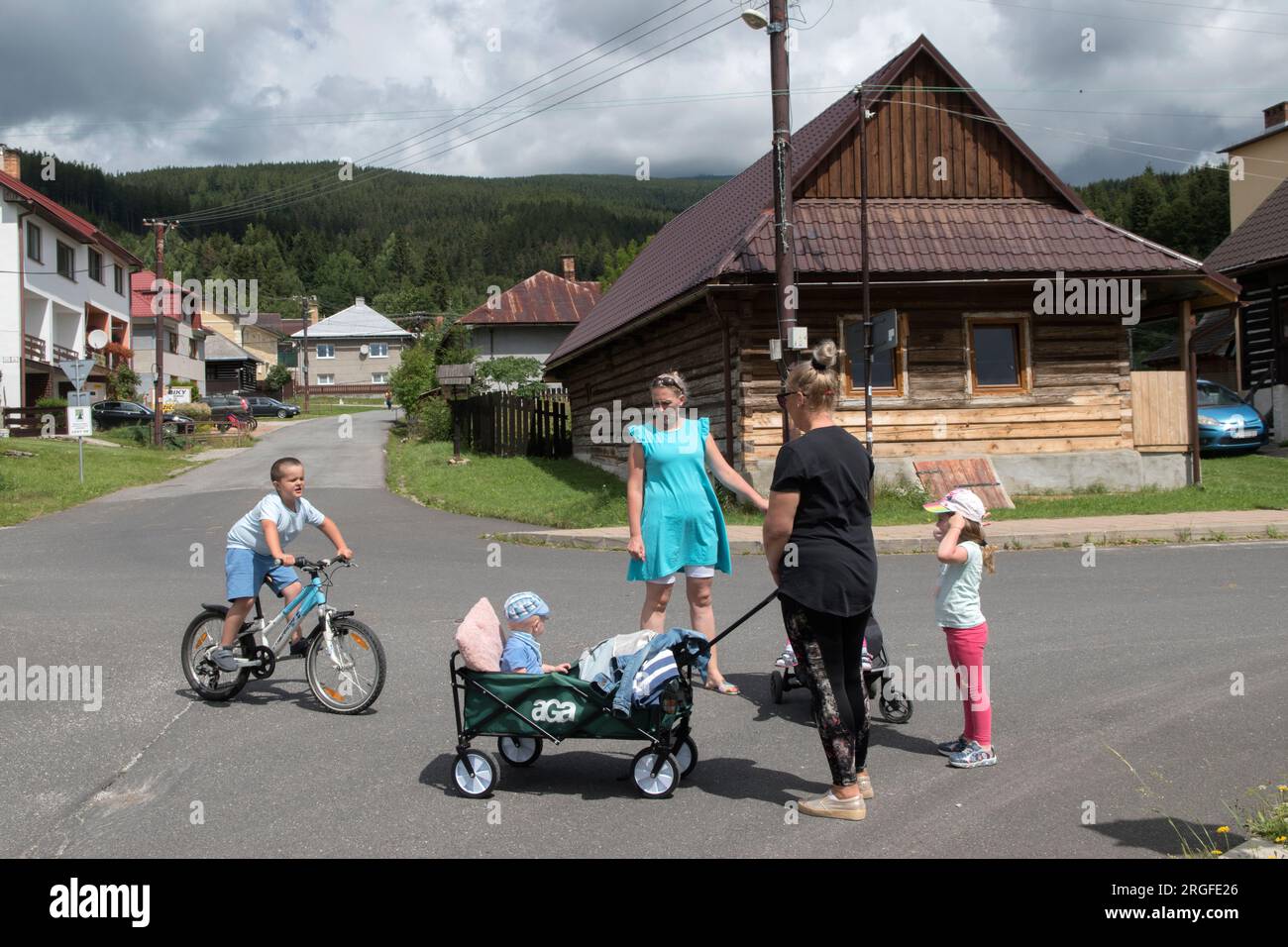 Familles mères et leurs enfants dans une des rues principales du village. Sumiac, district de Brezno, Slovaquie août 2023. HOMER SYKES des années 2020 Banque D'Images