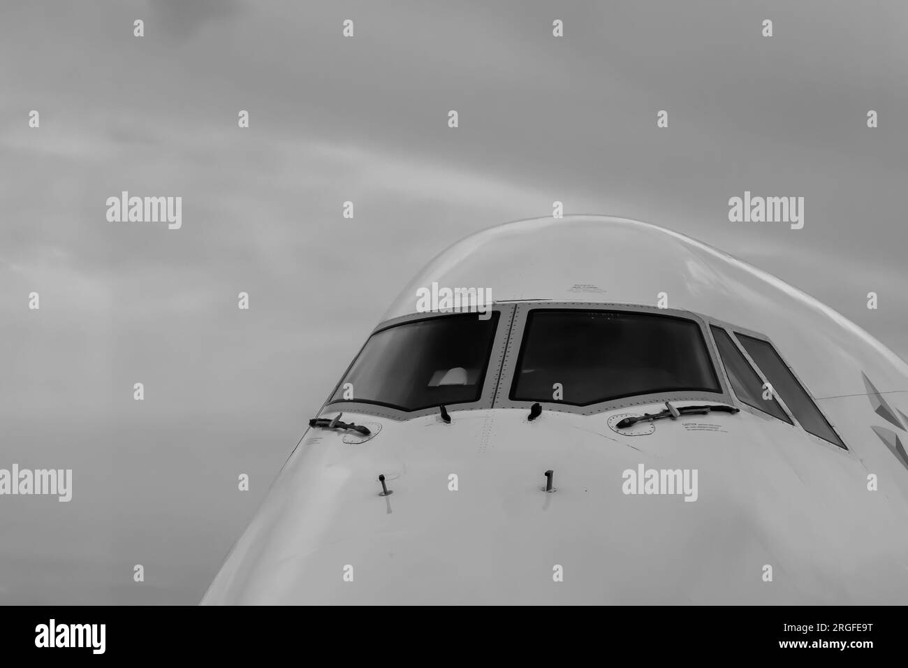 Vue du nez et de la fenêtre du cockpit d'un Boeing 747 à l'aéroport de Munich Allemagne Banque D'Images