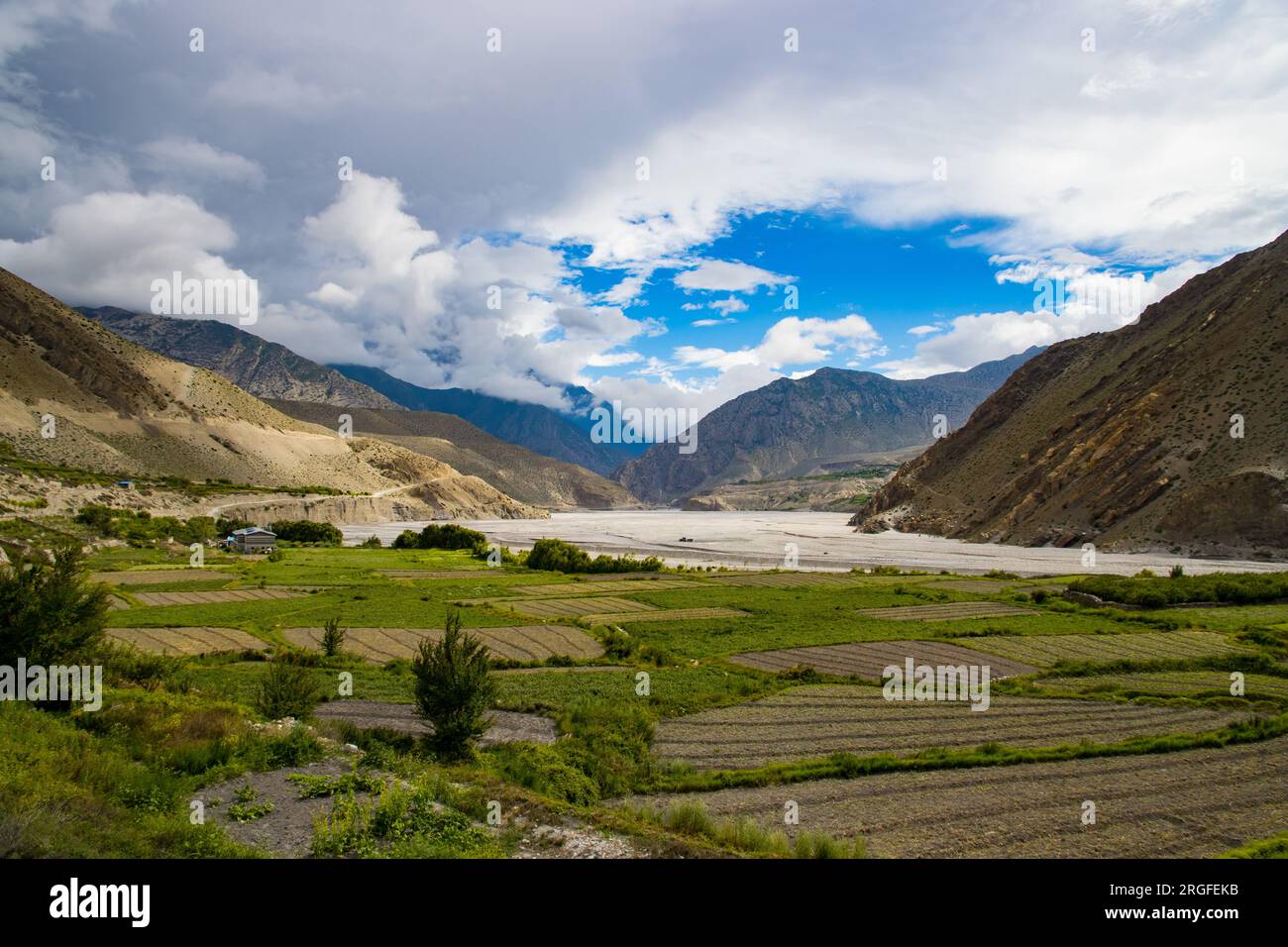 Beau et spectaculaire paysage tibétain avec Farmalnd dans Ghiling Village de Upper Mustang sur les rives de Kali Gandaki au Népal Banque D'Images