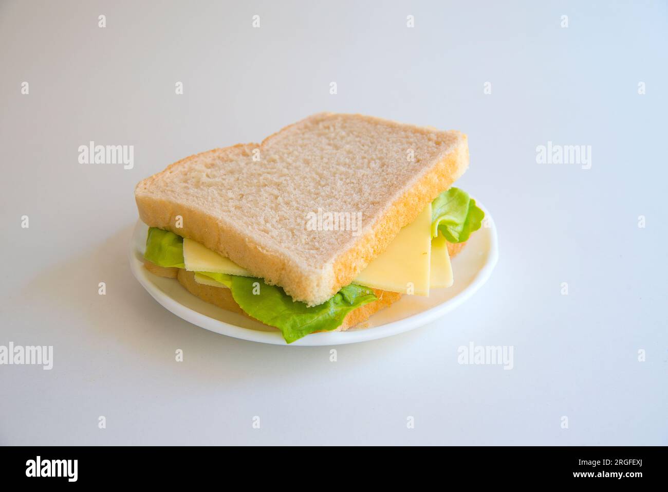 Sandwich fait de fromage et de la laitue. Banque D'Images