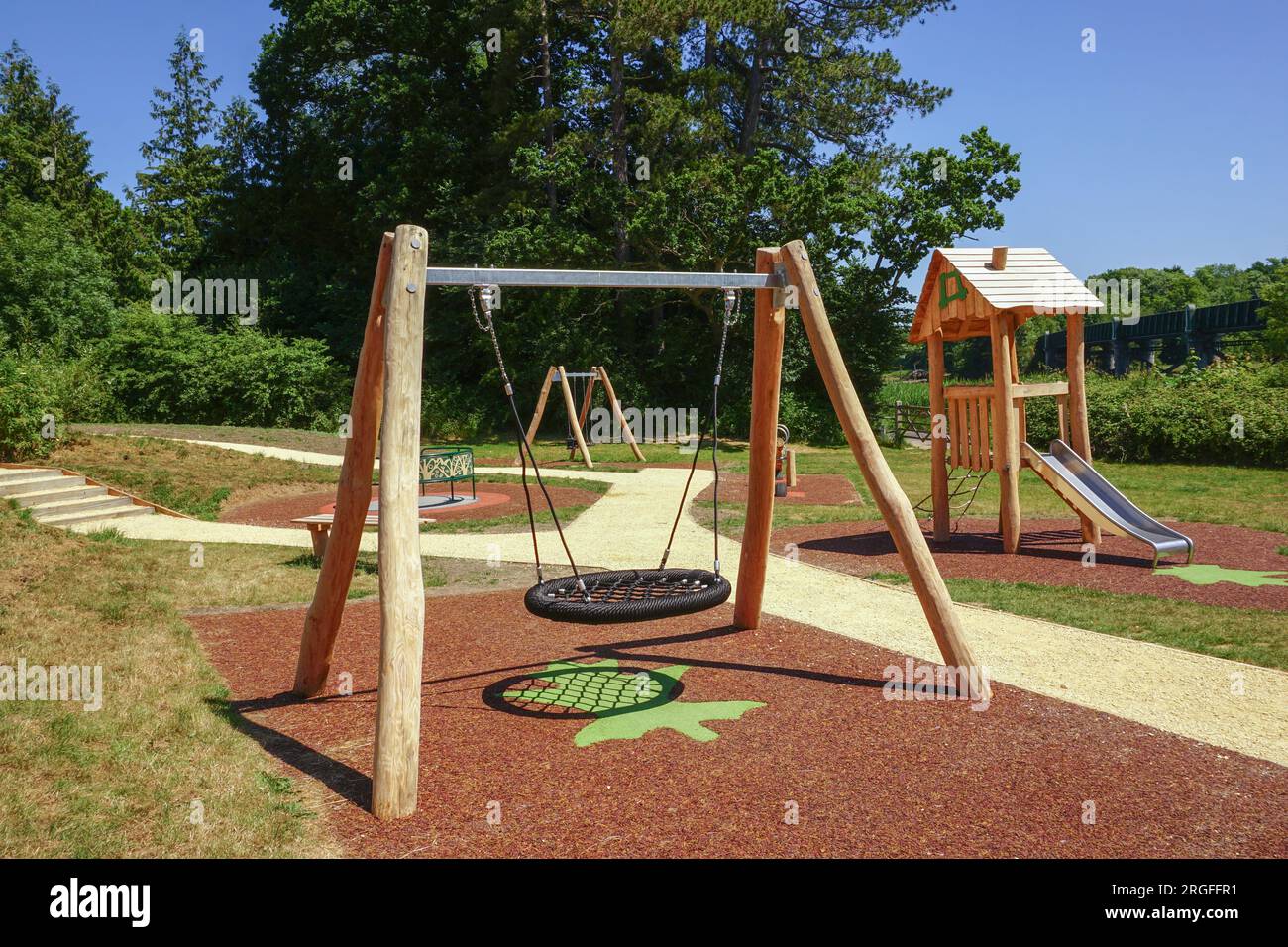 Aire de jeux pour enfants dans un parc de jeux vide. balançoires et glissades d'enfance. style de vie amusant et actif Banque D'Images