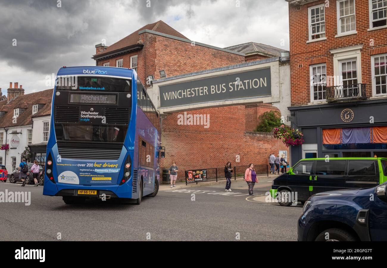 Un bus à impériale bleu se transforme en entrée principale de la gare routière de Winchester sur Broadway à Winchester, Hampshire, Royaume-Uni. Le panneau a été érigé dedans Banque D'Images Un bus à impériale bleu se transforme en entrée principale de la gare routière de Winchester sur Broadway à Winchester, Hampshire, Royaume-Uni. Le panneau a été érigé dedans Banque D'Images