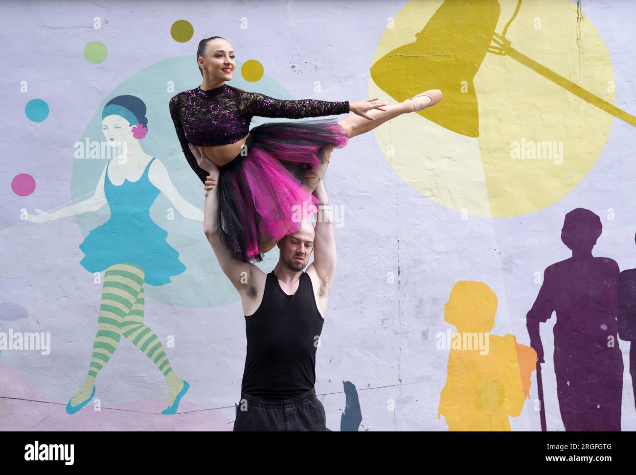 Les danseurs de ballet Kealy Fouracre et Tyrone Anthony de Beats on Pointe posent en danse traditionnelle et en costumes de rue contemporains lors d'un photocall à la murale de Gifford Park, à Édimbourg, avant le retour de la compagnie australienne de ballet au Festival Fringe d'Édimbourg avec une production au Gordon Aikman Theatre. Date de la photo : mercredi 9 août 2023. Banque D'Images