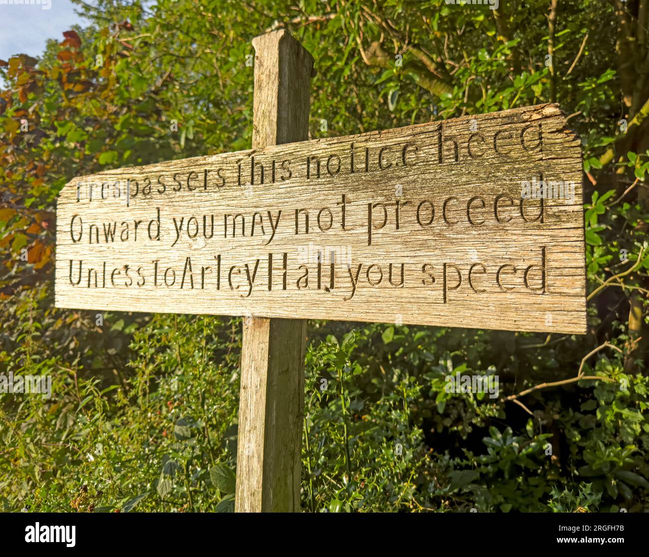 Panneau Arley Hall, Cheshire, Angleterre, Royaume-Uni - intrus attention à cet avis, vous ne pouvez pas continuer, à moins que vous n'atteigniez Arley Hall, CW9 6na Banque D'Images