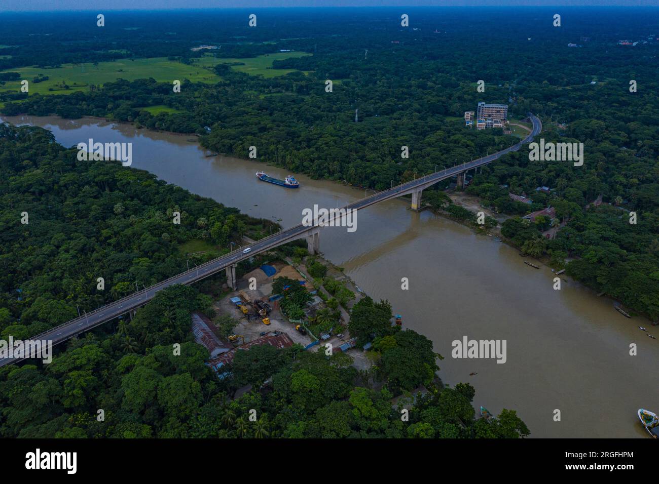 « Cinquième pont de l'amitié Bangladesh-Chine » populairement connu sous le nom de pont Gabkhan à Jhalakathi au Bangladesh. Le pont a été construit en 2002 sur la Barishal Banque D'Images