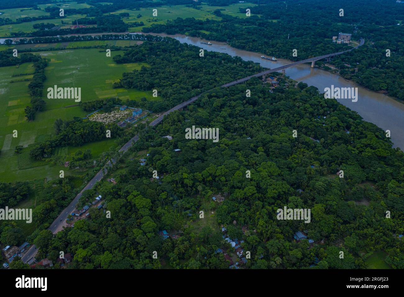 « Cinquième pont de l'amitié Bangladesh-Chine » populairement connu sous le nom de pont Gabkhan à Jhalakathi au Bangladesh. Le pont a été construit en 2002 sur la Barishal Banque D'Images