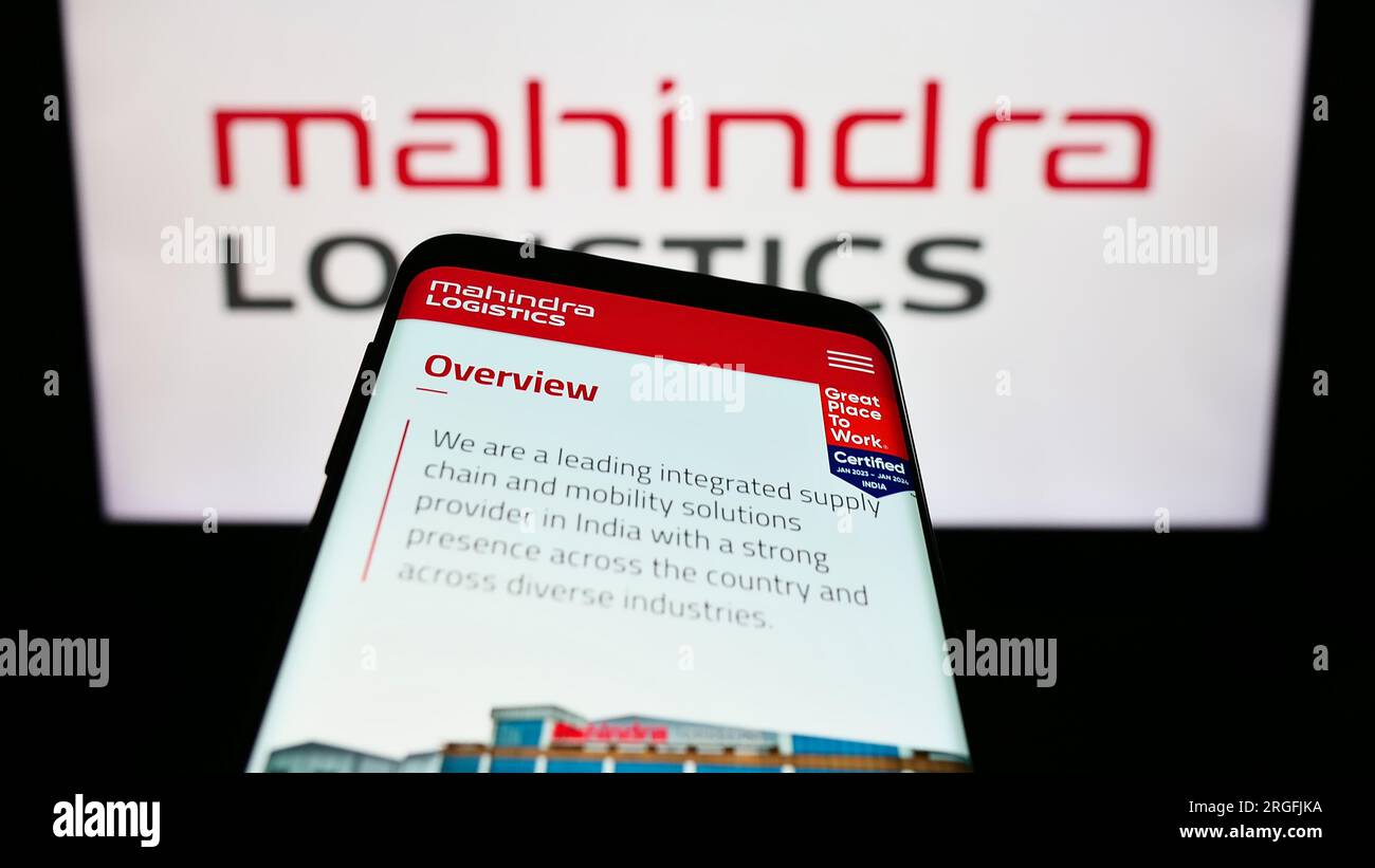 Téléphone portable avec site Web de la société indienne Mahindra Logistics Ltd. Sur l'écran devant le logo de l'entreprise. Effectuez le focus sur le coin supérieur gauche de l'écran du téléphone. Banque D'Images