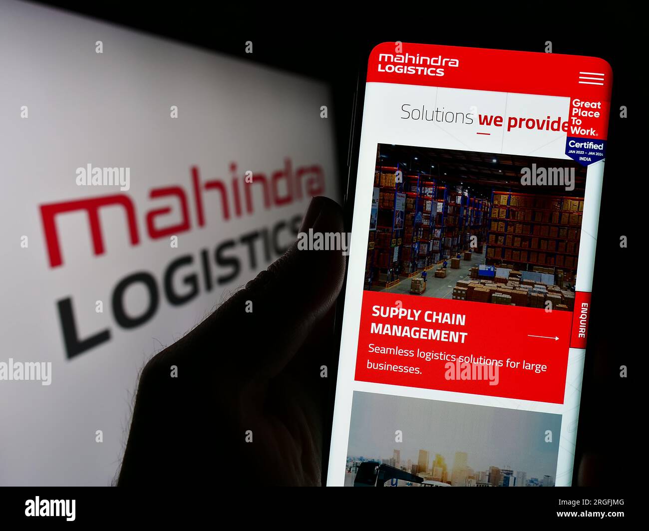 Personne tenant le smartphone avec la page Web de la société indienne Mahindra Logistics Ltd. Sur l'écran devant le logo. Concentrez-vous sur le centre de l'écran du téléphone. Banque D'Images