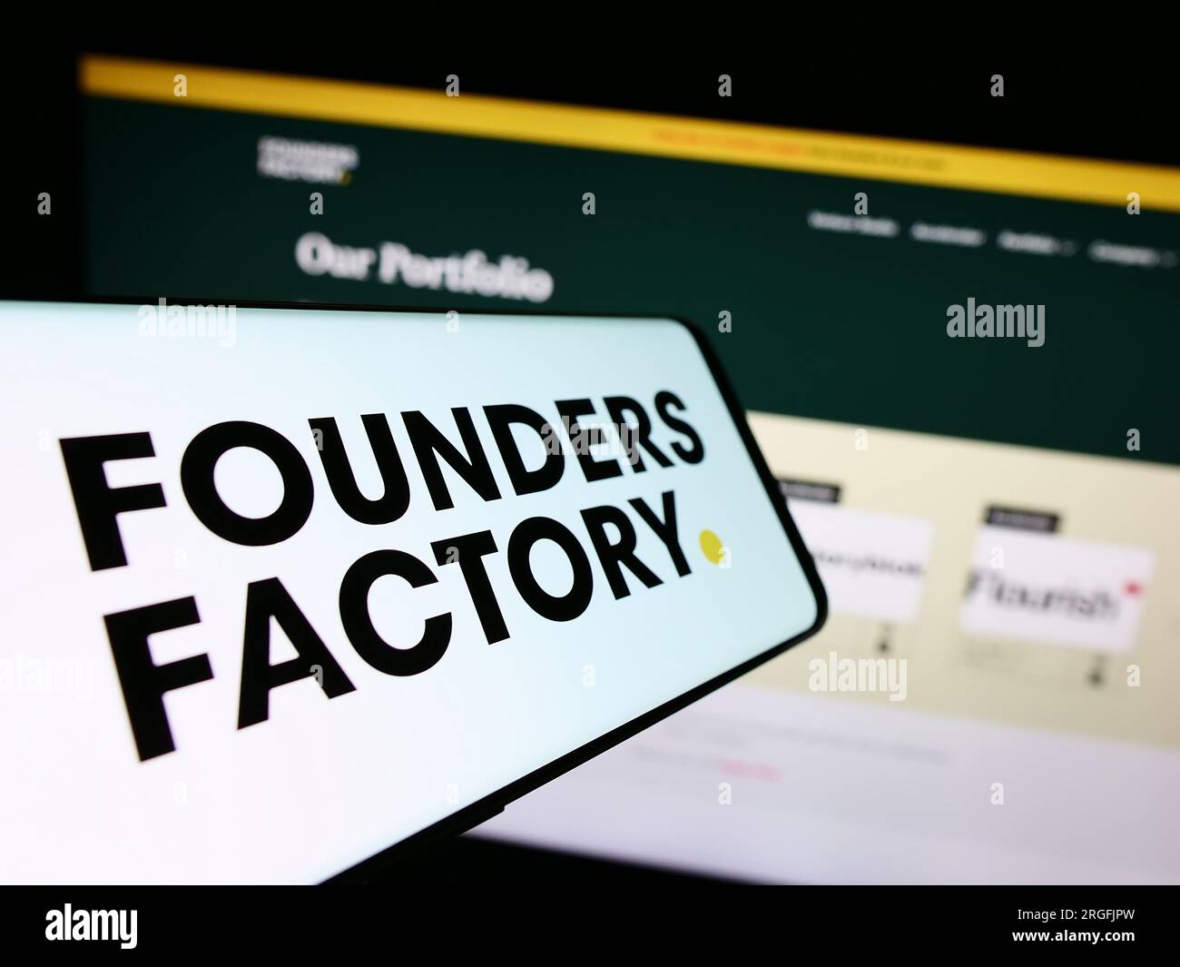 Smartphone avec logo de la société britannique Founders Factory Ltd. Sur l'écran devant le site Web de l'entreprise. Concentrez-vous sur le centre de l'écran du téléphone. Banque D'Images