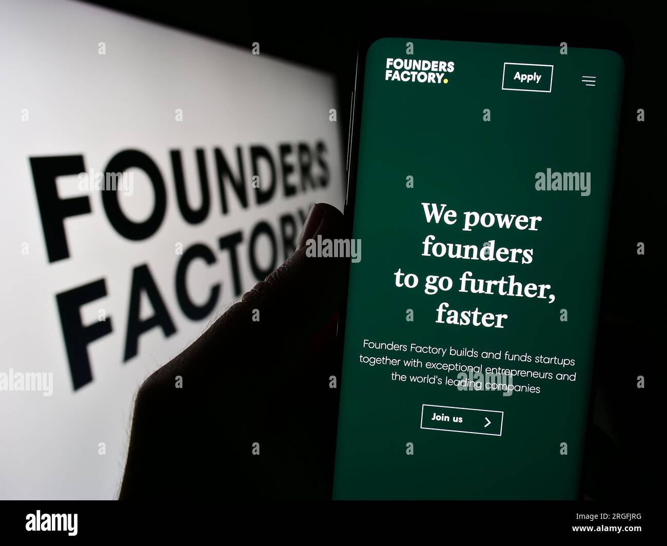 Personne tenant un smartphone avec la page Web de la société britannique Founders Factory Ltd. Sur l'écran devant le logo. Concentrez-vous sur le centre de l'écran du téléphone. Banque D'Images