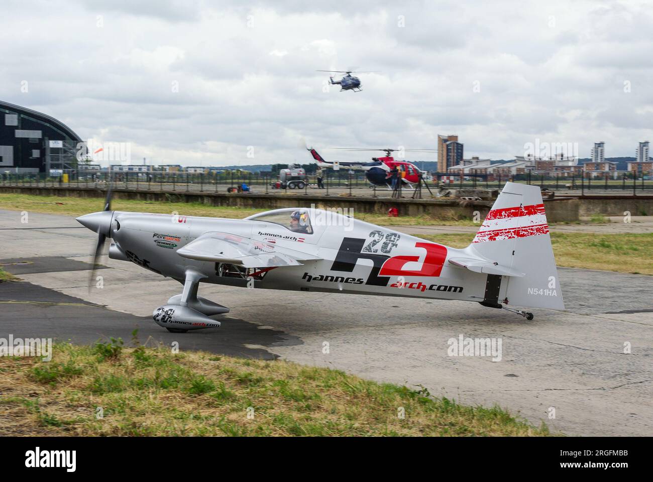 Hannes Arch, pilote de Red Bull Air Race, roulant jusqu'à l'aéroport temporaire sur des terrains de déchets avant le développement au nord de Royal Albert Dock. Site Banque D'Images