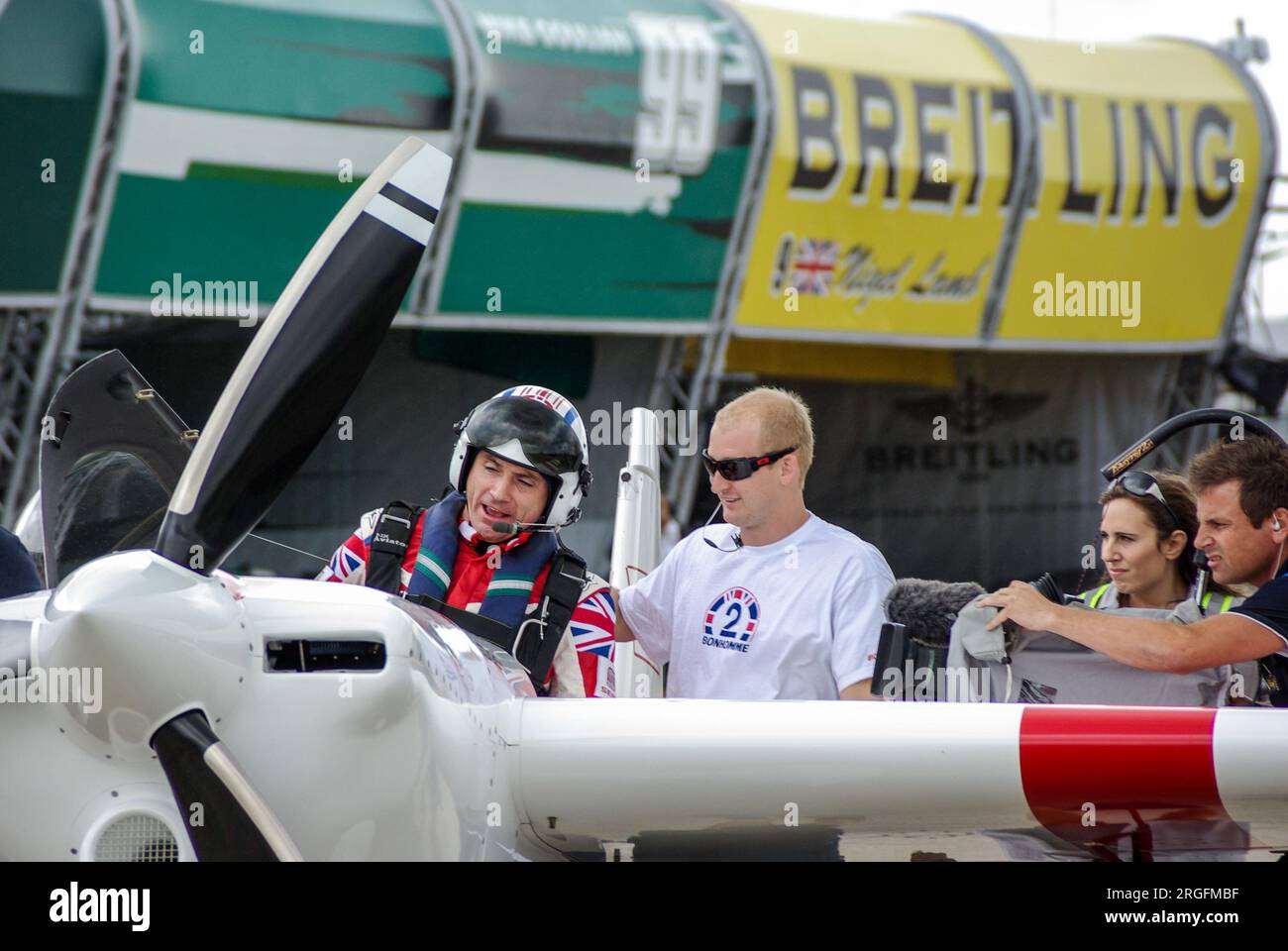 Paul Bonhomme, pilote britannique de Red Bull Air Race, et Wade Hammond, ingénieur, interviewés par l'équipe de télévision, décrivant la course de l'avion. Quartier du hangar de Londres 2008 Banque D'Images