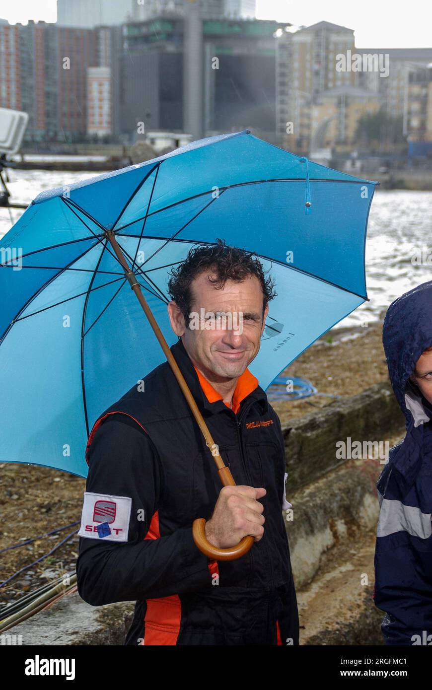 Nicolas Ivanoff, pilote et instructeur de vol français, après avoir participé aux Red Bull Air Race World Series. Événement Docklands de Londres. Pleuvoir. Parapluie Banque D'Images