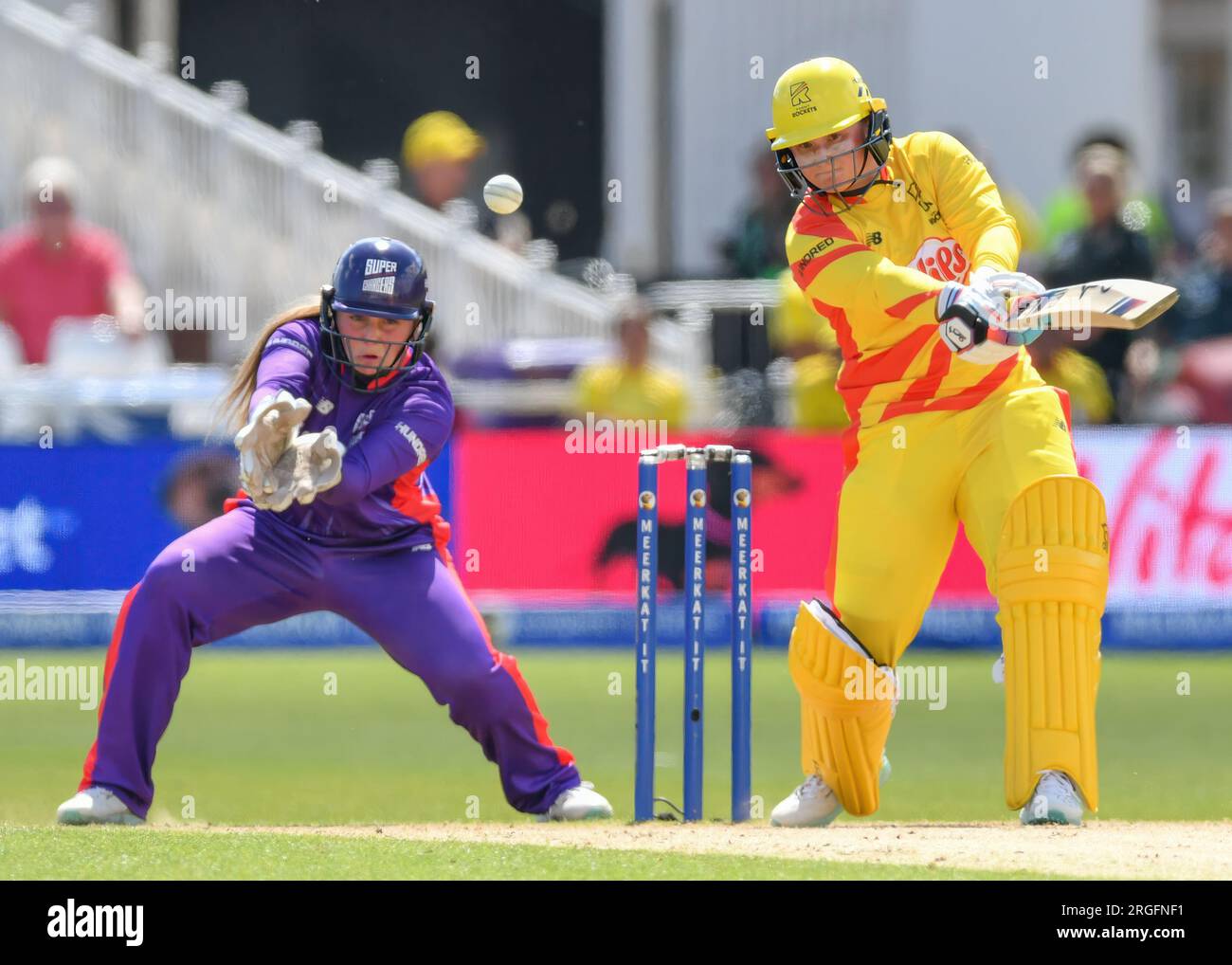 Nottingham, Royaume-Uni. 09 août 2023. 9 août 2023 : Trent Bridge Cricket Ground, Nottingham. Événement : The Hundred Cricket : Nottingham Rockets v Northern Superchargeurs. Légende : Bryony Smith (Trent Rockets) au bâton avec Bess Heath (Northern SuperChargers) en tenue de guichet. Photo : Mark Dunn/Alamy Live News (Sport) crédit : Mark Dunn Photography/Alamy Live News Banque D'Images