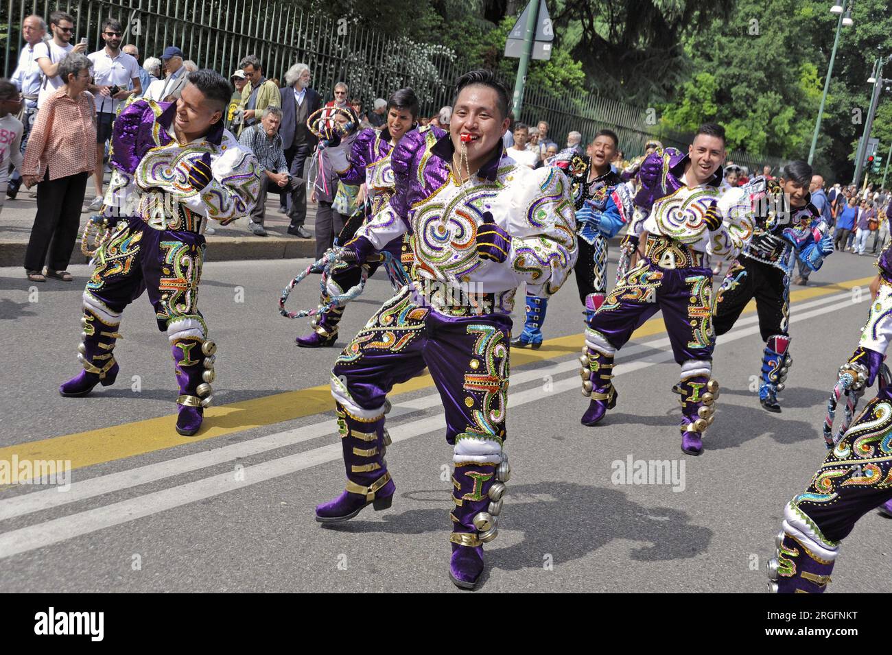 Milan (Italie) manifestation "ensemble sans murs" pour l'accueil et l'intégration des migrants ; représentant de la communauté péruvienne Banque D'Images