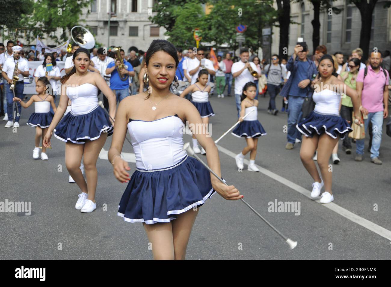 Milan (Italie) manifestation "ensemble sans murs" pour l'accueil et l'intégration des migrants ; représentant de la communauté salvadorienne Banque D'Images