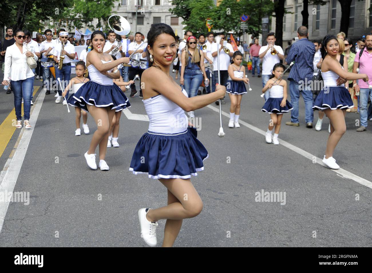 Milan (Italie) manifestation "ensemble sans murs" pour l'accueil et l'intégration des migrants ; représentant de la communauté salvadorienne Banque D'Images