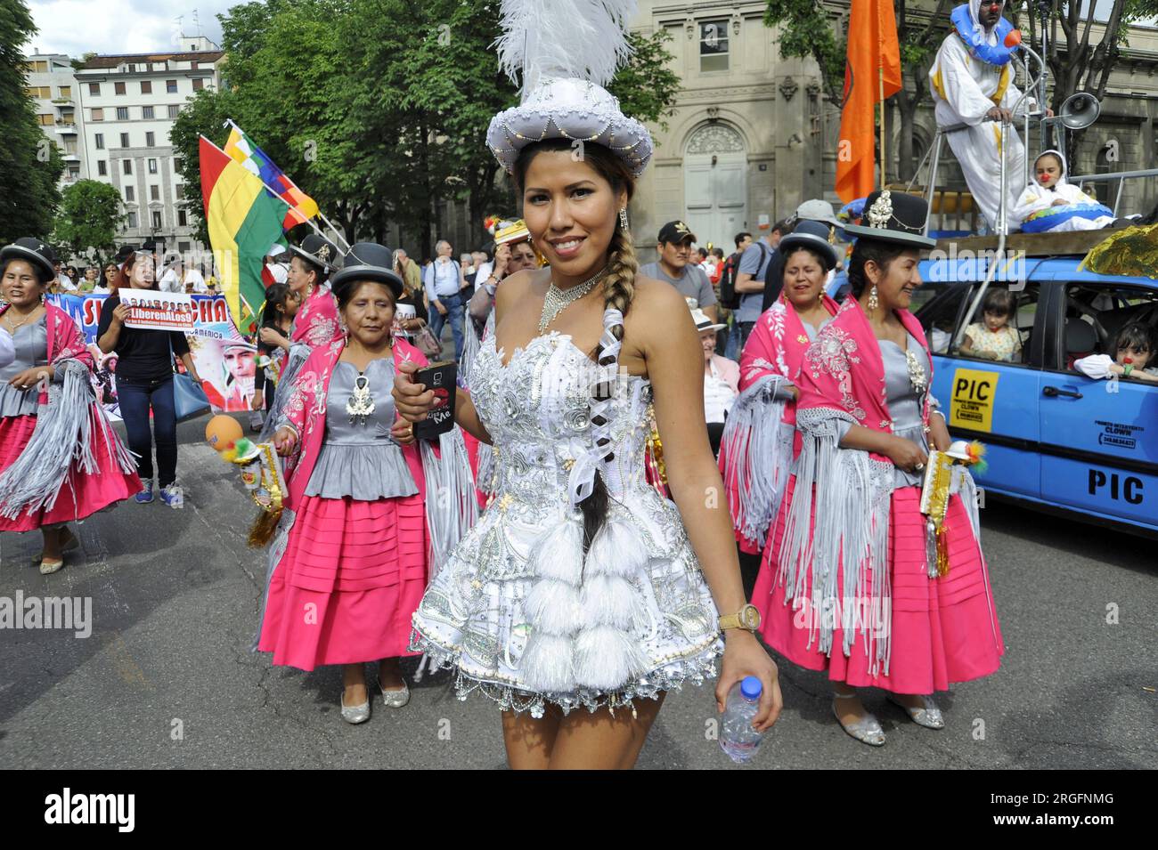 Milan (Italie) manifestation "ensemble sans murs" pour l'accueil et l'intégration des migrants ; représentant de la communauté bolivienne Banque D'Images