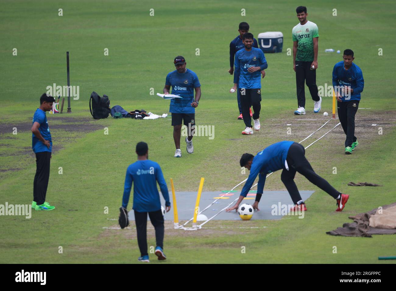 Rangana Herath, entraîneur de spine bowling, accompagné du joueur de spinning Mehidy Hasan Miraz, Hasan Mahadi, Mohammad Rishad Hossain, Taijul Isalm, Nayeem Hasan et Na Banque D'Images