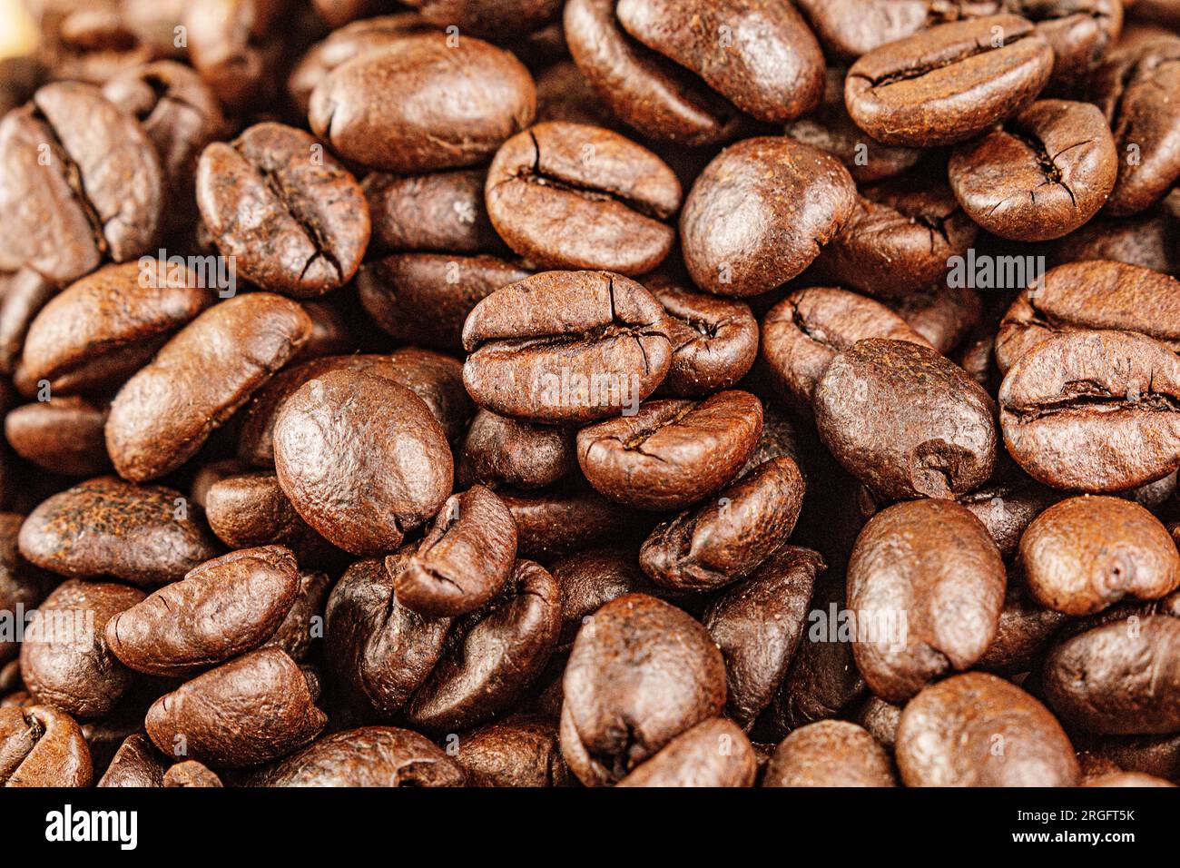 Gros plan de délicieux grains de café rôtis avec espace de copie Banque D'Images