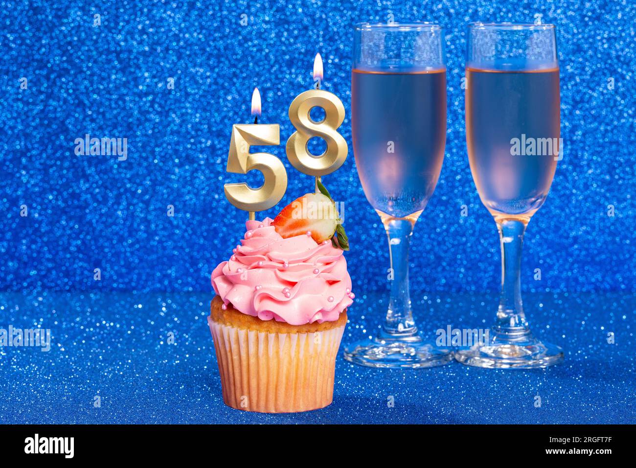 Cupcake avec numéro pour célébration d'anniversaire ou anniversaire ; numéro 58. Banque D'Images