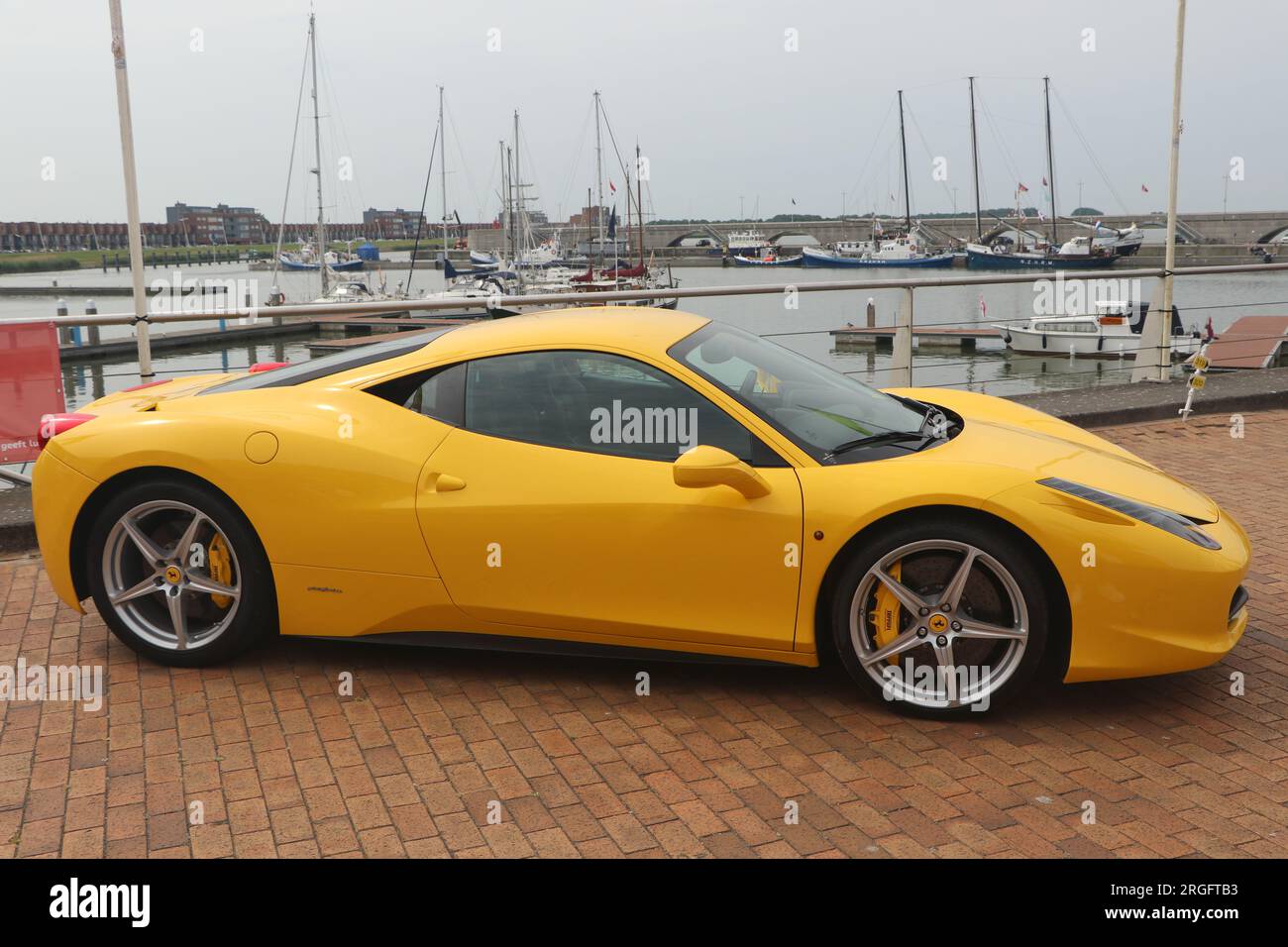 Vue latérale de la voiture de sport jaune Ferrari 458 Italia au port dans la ville néerlandaise de Lelystad, pays-Bas - juin 18 2023 Banque D'Images