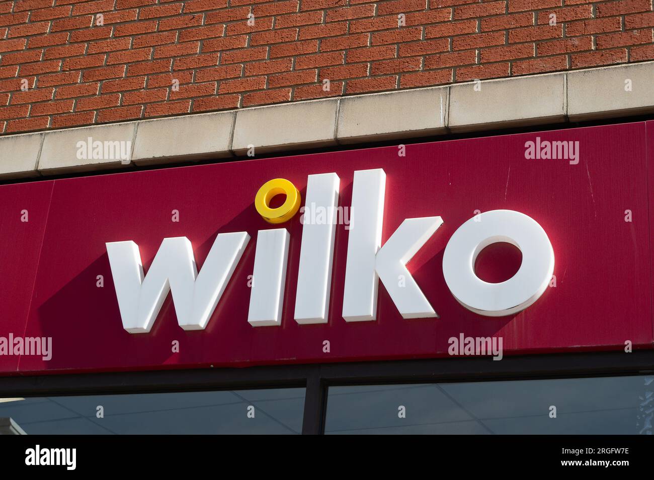 Slough, Berkshire, Royaume-Uni. 9 août 2023. Un magasin Wilko à Slough High Street, Berkshire. Gordon Brothers, société de capital-investissement, envisagerait une offre de sauvetage potentielle pour le magasin Wilko. Sky News aurait été informé que « Gordon Brothers avait exprimé son intérêt à s'associer à d'autres bailleurs de fonds pour injecter 20 millions de livres sterling de fonds propres et fournir 50 millions de livres sterling de financement par emprunt ». Wilko a déposé un avis d'intention de nommer des administrateurs à la haute Cour mettant en péril 12 000 emplois dans les 400 magasins Wilko au Royaume-Uni. Certains magasins Wilko ont des ventes à prix réduit massivement bu Banque D'Images