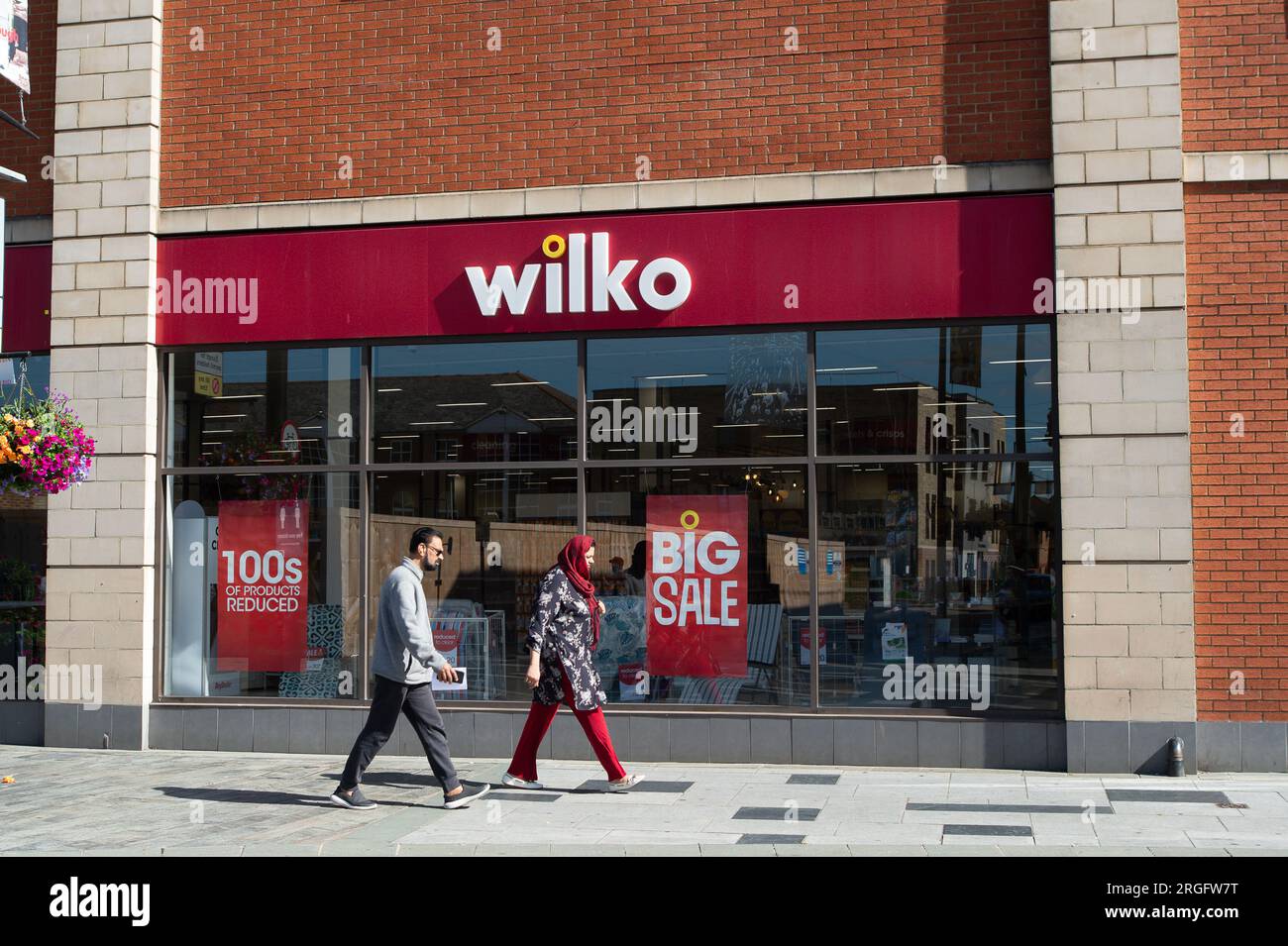 Slough, Berkshire, Royaume-Uni. 9 août 2023. Un magasin Wilko à Slough High Street, Berkshire. Gordon Brothers, société de capital-investissement, envisagerait une offre de sauvetage potentielle pour le magasin Wilko. Sky News aurait été informé que « Gordon Brothers avait exprimé son intérêt à s'associer à d'autres bailleurs de fonds pour injecter 20 millions de livres sterling de fonds propres et fournir 50 millions de livres sterling de financement par emprunt ». Wilko a déposé un avis d'intention de nommer des administrateurs à la haute Cour mettant en péril 12 000 emplois dans les 400 magasins Wilko au Royaume-Uni. Certains magasins Wilko ont des ventes à prix réduit massivement bu Banque D'Images