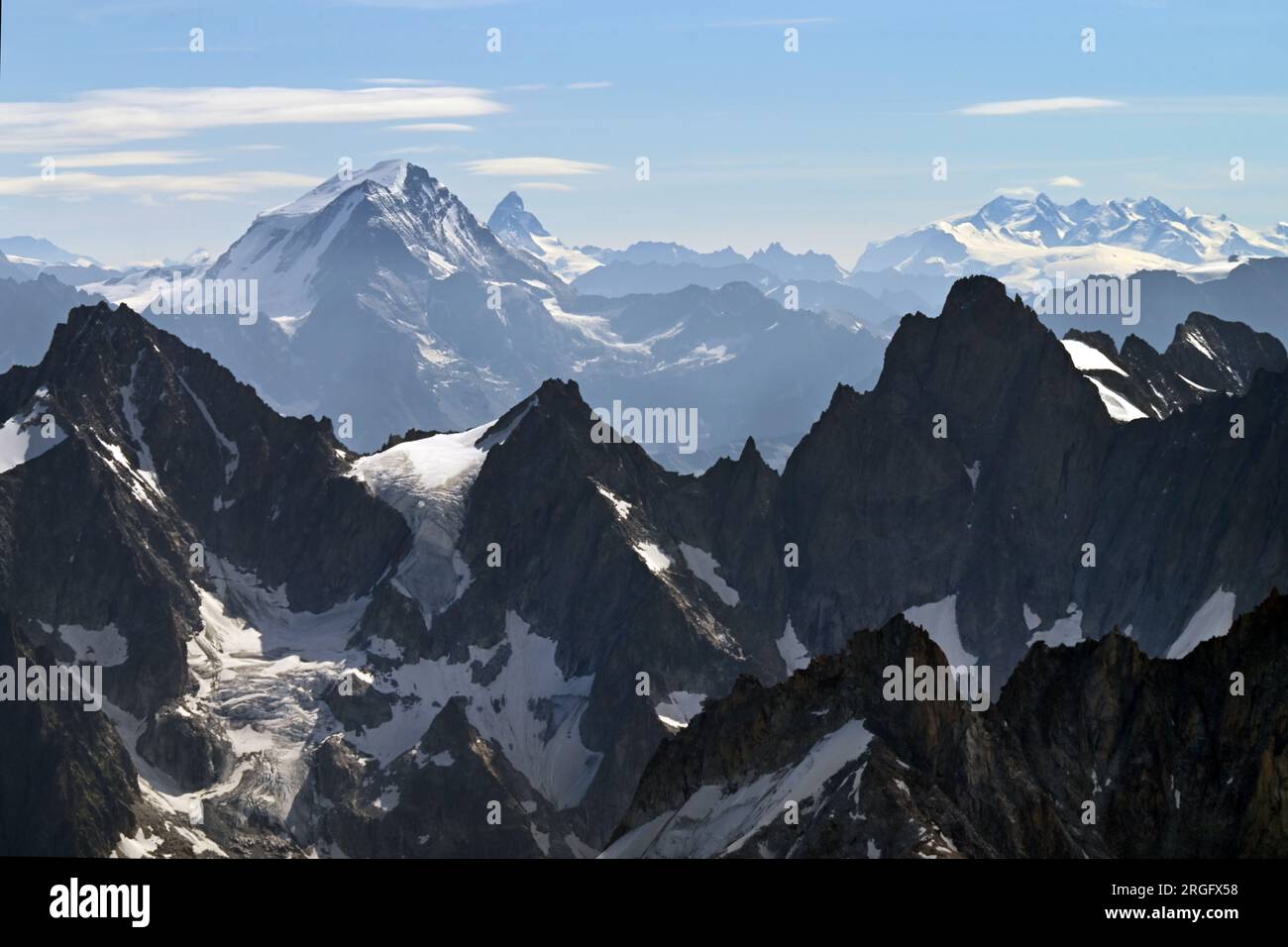 Sommets du massif du Mont blanc, et en arrière-plan Grand Combin, Matterhorn (ou Cervin), Monte Rosa (Mont Rose) en Suisse et alpes italiennes Banque D'Images