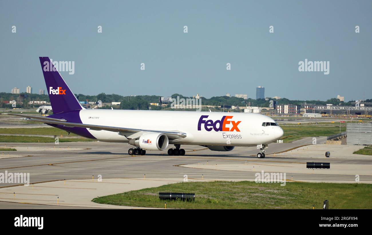 L'avion cargo FedEx circule sur la piste après avoir atterri à l'aéroport international O'Hare de Chicago. Banque D'Images