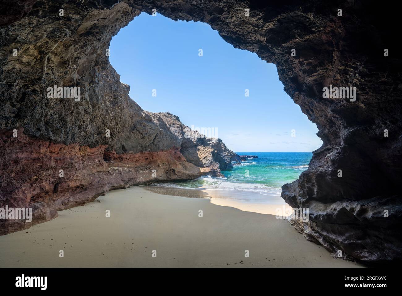 Cave Cueva de Playa de los Ojos à Fuerteventura - vue depuis la grotte Banque D'Images