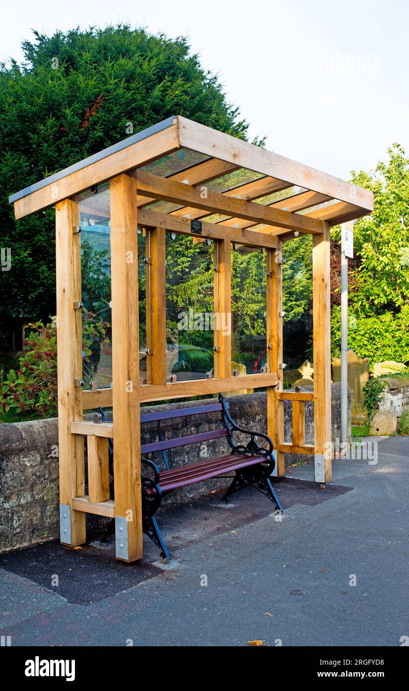 Abri de bus en bois et verre, Boston Spa, West Yorkshire, Angleterre Banque D'Images