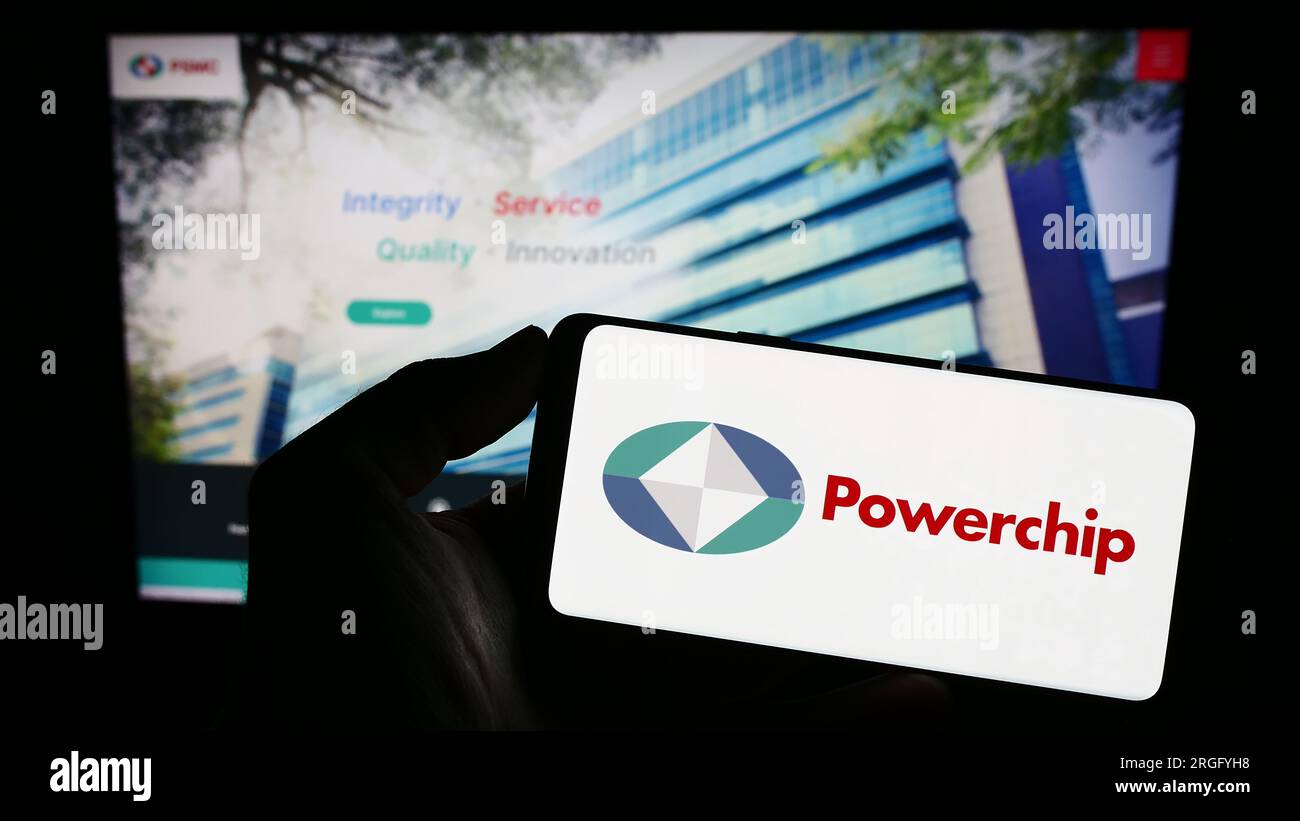 Personne tenant un téléphone mobile avec le logo de la société Powerchip Technology Corporation (PSMC) sur l'écran devant la page Web. Concentrez-vous sur l'affichage du téléphone. Banque D'Images