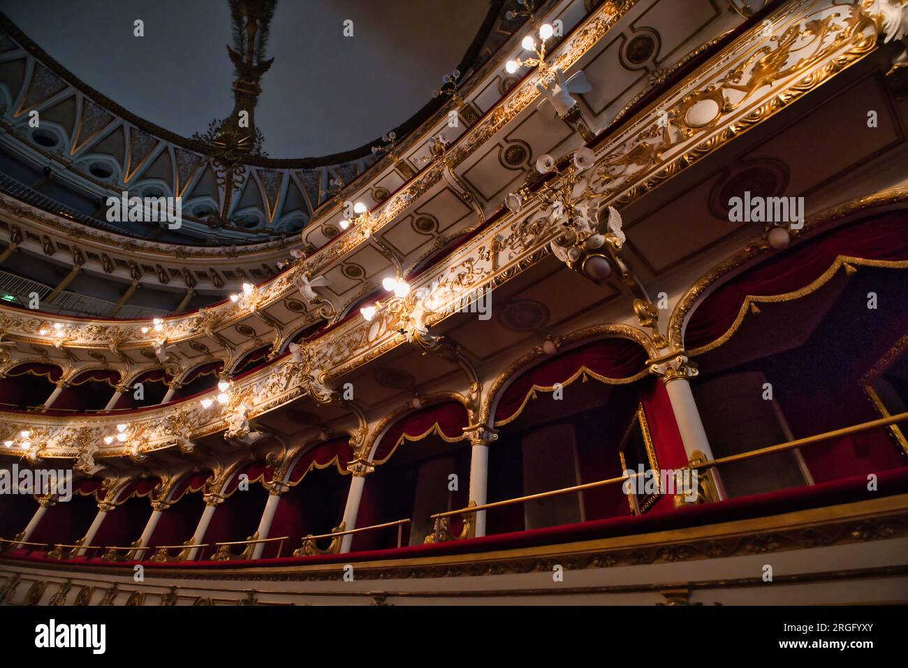 Vue intérieure du pittoresque théâtre Petruzzelli à Bari Banque D'Images