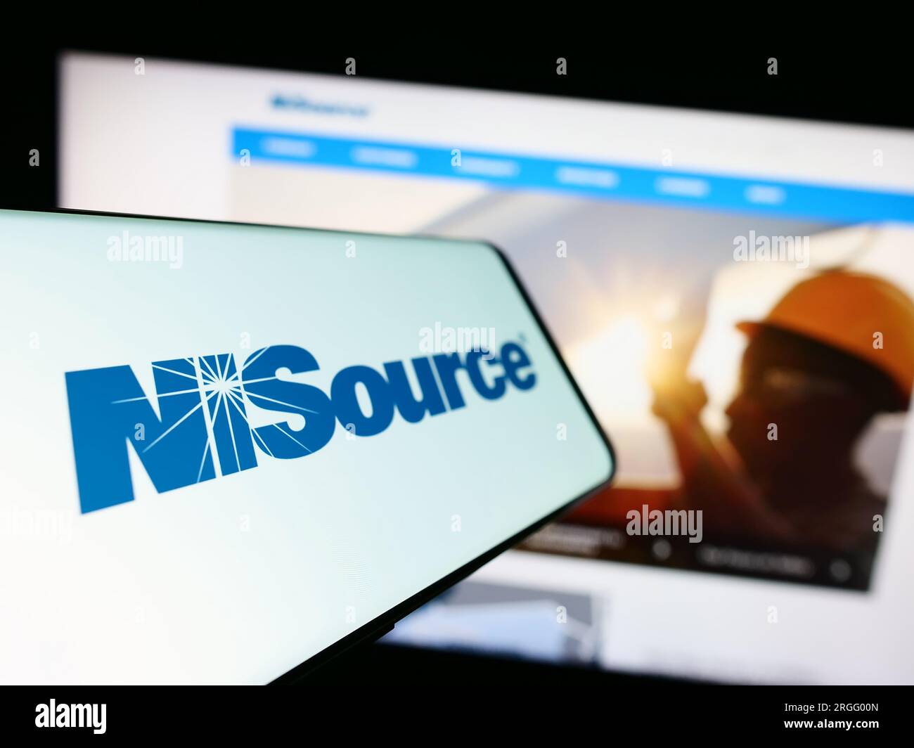 Smartphone avec le logo de la société américaine de services publics NiSource Inc. Sur l'écran devant le site Web de l'entreprise. Effectuez le focus sur la gauche de l'écran du téléphone. Banque D'Images