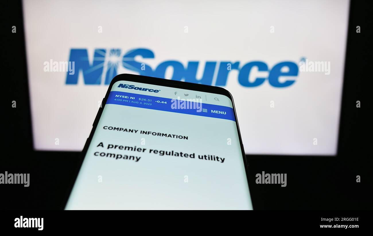 Téléphone mobile avec page Web de la société de services publics américaine NiSource Inc. Sur l'écran devant le logo de l'entreprise. Effectuez le focus sur le coin supérieur gauche de l'écran du téléphone. Banque D'Images