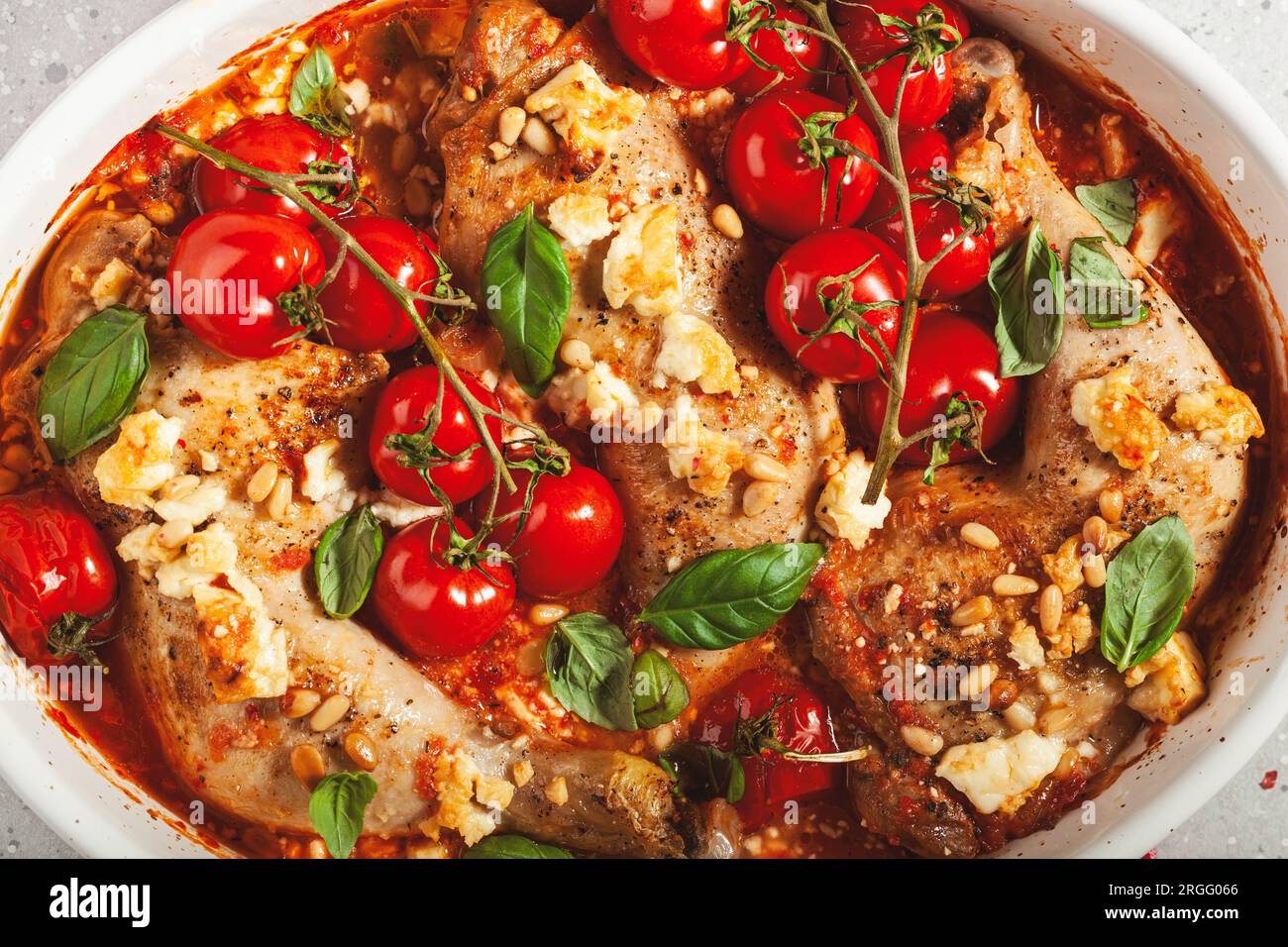 cuisses de poulet à l'aide de tomates au fromage feta et de pignons, repas sain Banque D'Images