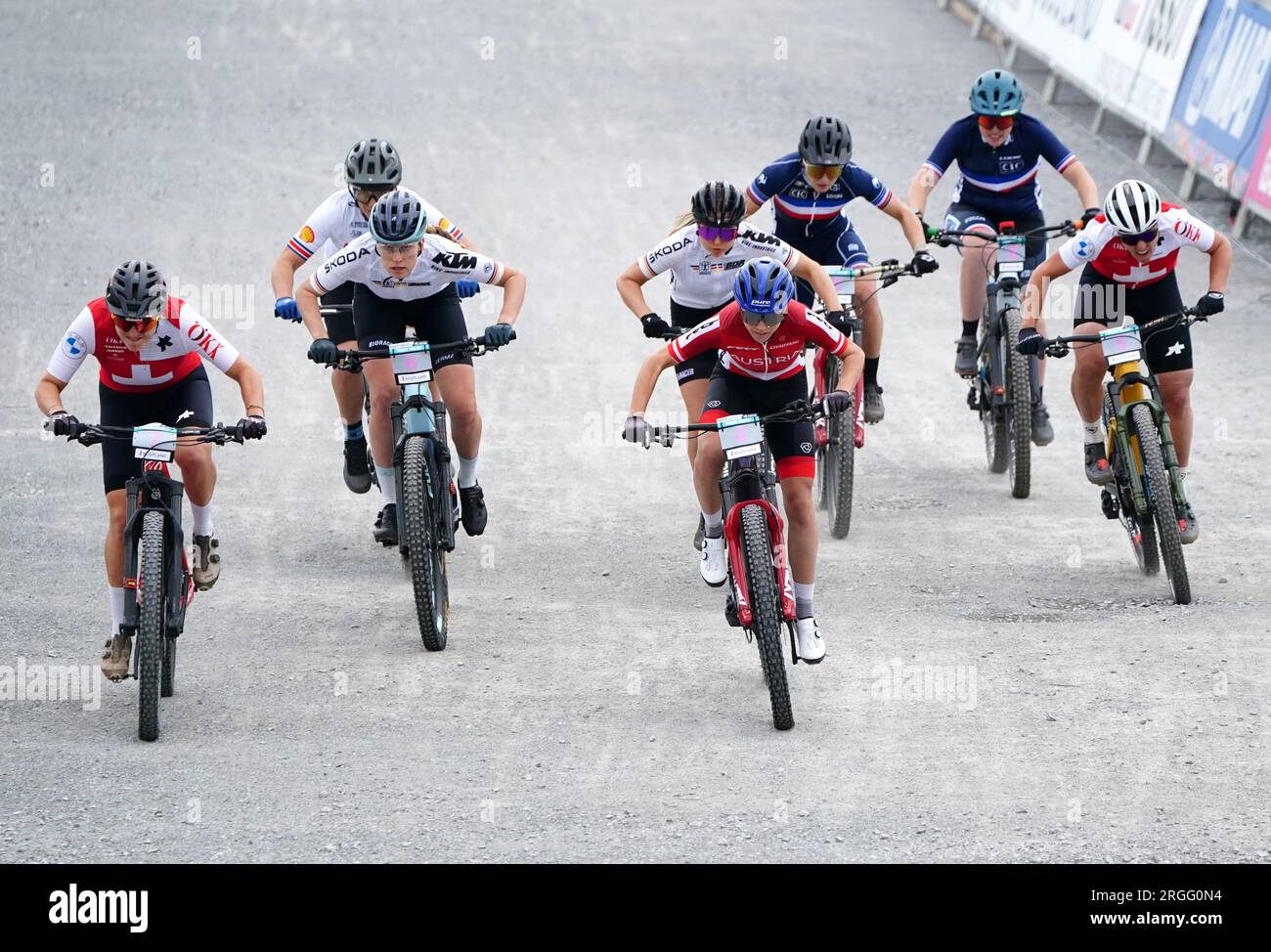 Compétiteurs au départ de la course de cross-country féminine Elite E-MTB pendant la septième journée des Championnats du monde de cyclisme UCI 2023 au Glentress Mountain Bike Trail Centre, Peebles. Date de la photo : mercredi 9 août 2023. Banque D'Images