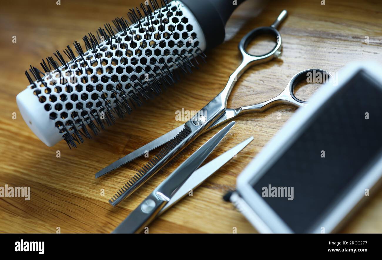 Clipper et peigne reposent sur une table en bois dans un salon de coiffure Banque D'Images