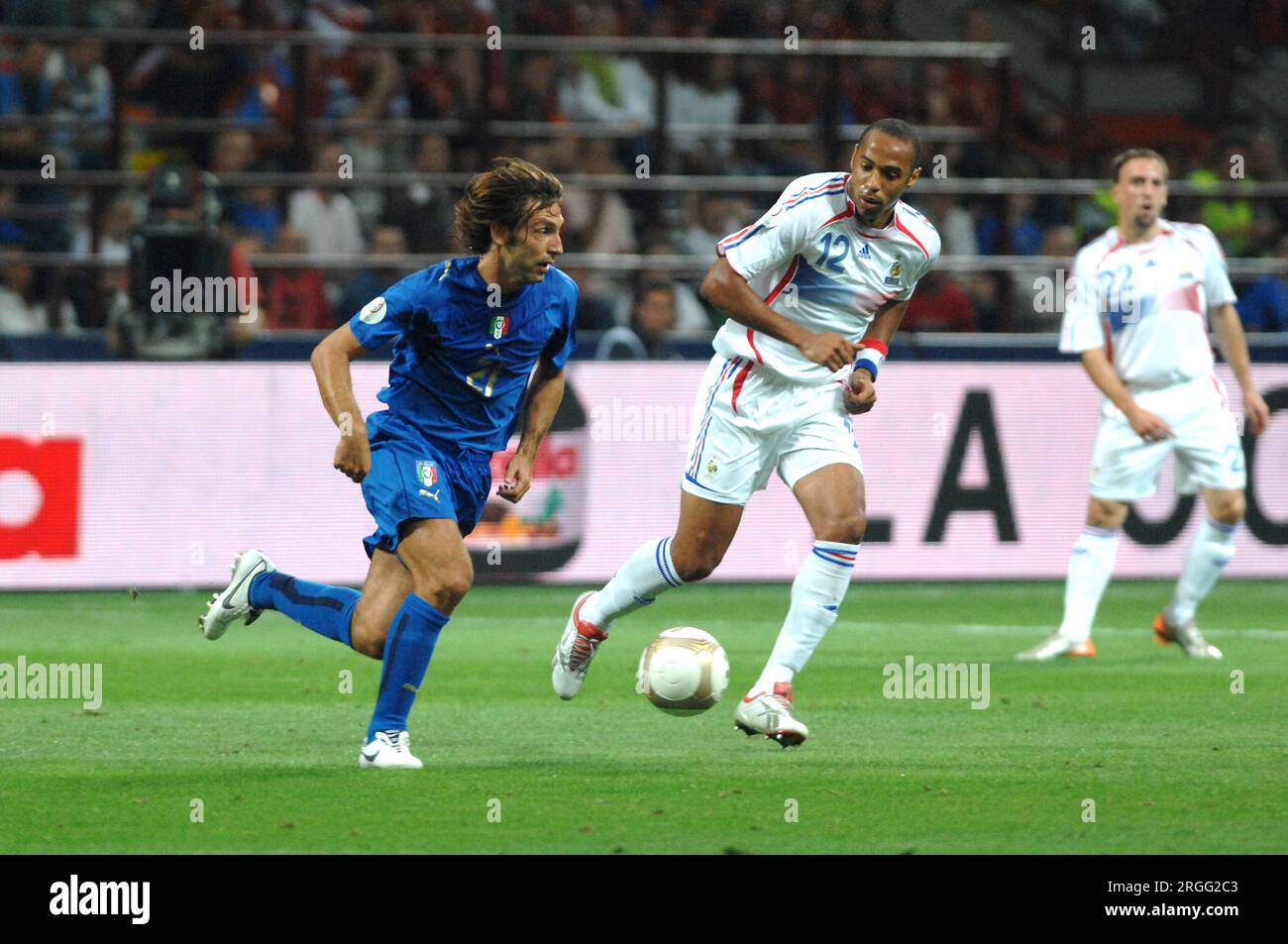 Milan Italie 2007-09-08, Andrea Pirlo et Thierry Henry lors du match Italie - France, qualification pour le Championnat d'Europe de football 2008 Banque D'Images