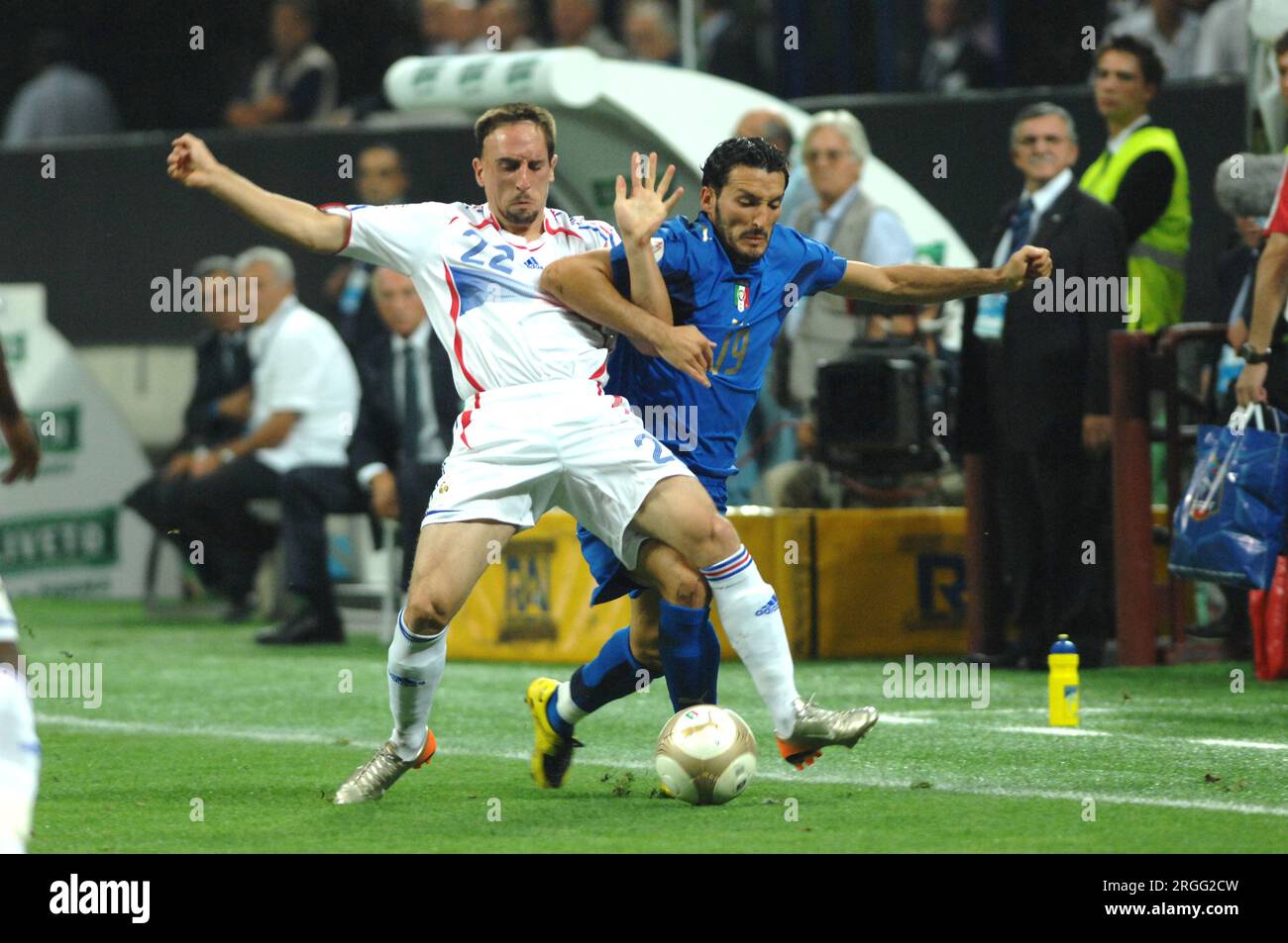 Milan Italie 2007-09-08, Gianluca Zambrotta et Franck Ribery lors du match Italie - France, qualification pour le Championnat d'Europe de football 2008 Banque D'Images
