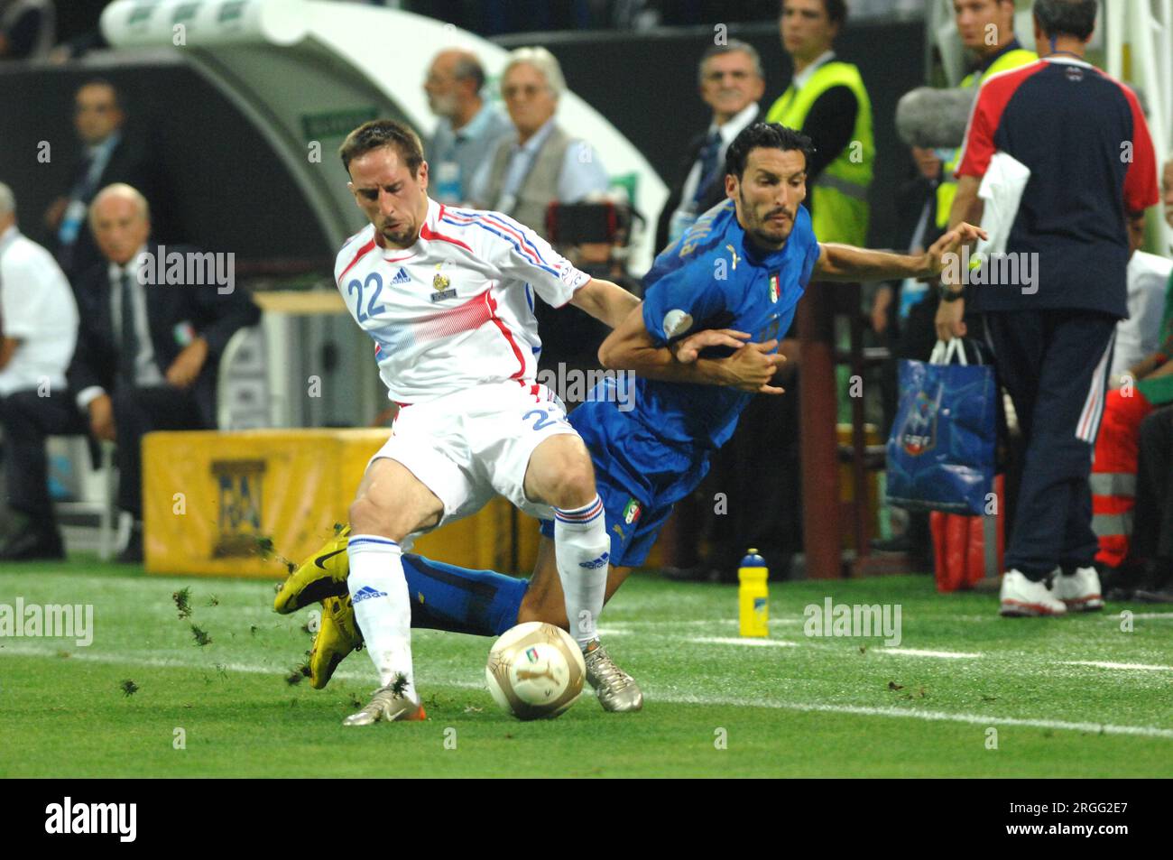 Milan Italie 2007-09-08, Gianluca Zambrotta et Franck Ribery lors du match Italie - France, qualification pour le Championnat d'Europe de football 2008 Banque D'Images