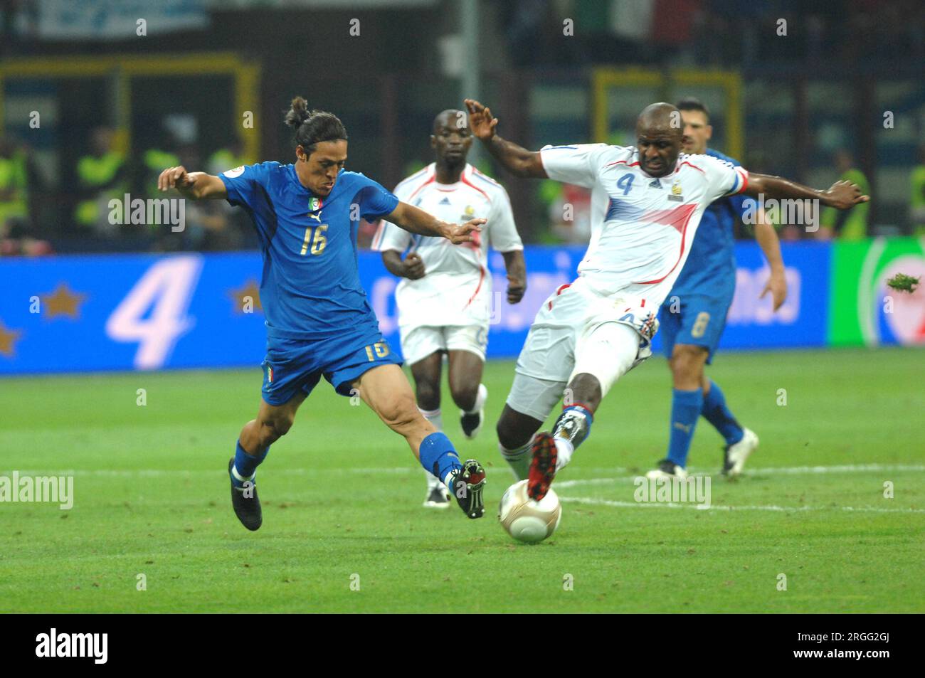 Milan Italie 2007-09-08, Mauro Camoranesi et Patrick Vieira lors du match Italie - France, qualification pour le Championnat d'Europe de football 2008 Banque D'Images