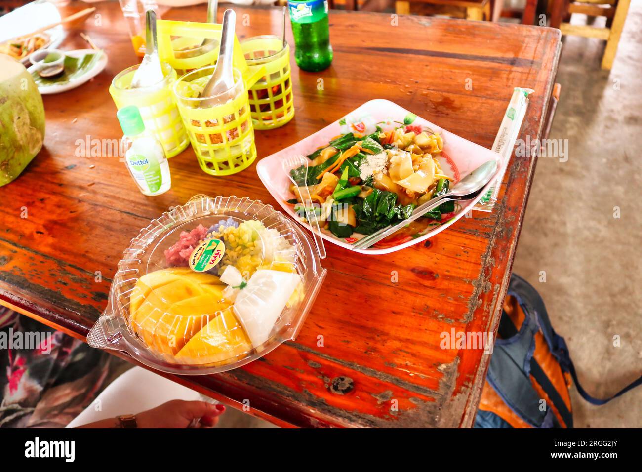 24 décembre 2018, Bangkok, Thaïlande - déjeuner thaïlandais avec des nouilles Pad thai, de la mangue et du riz gluant Banque D'Images