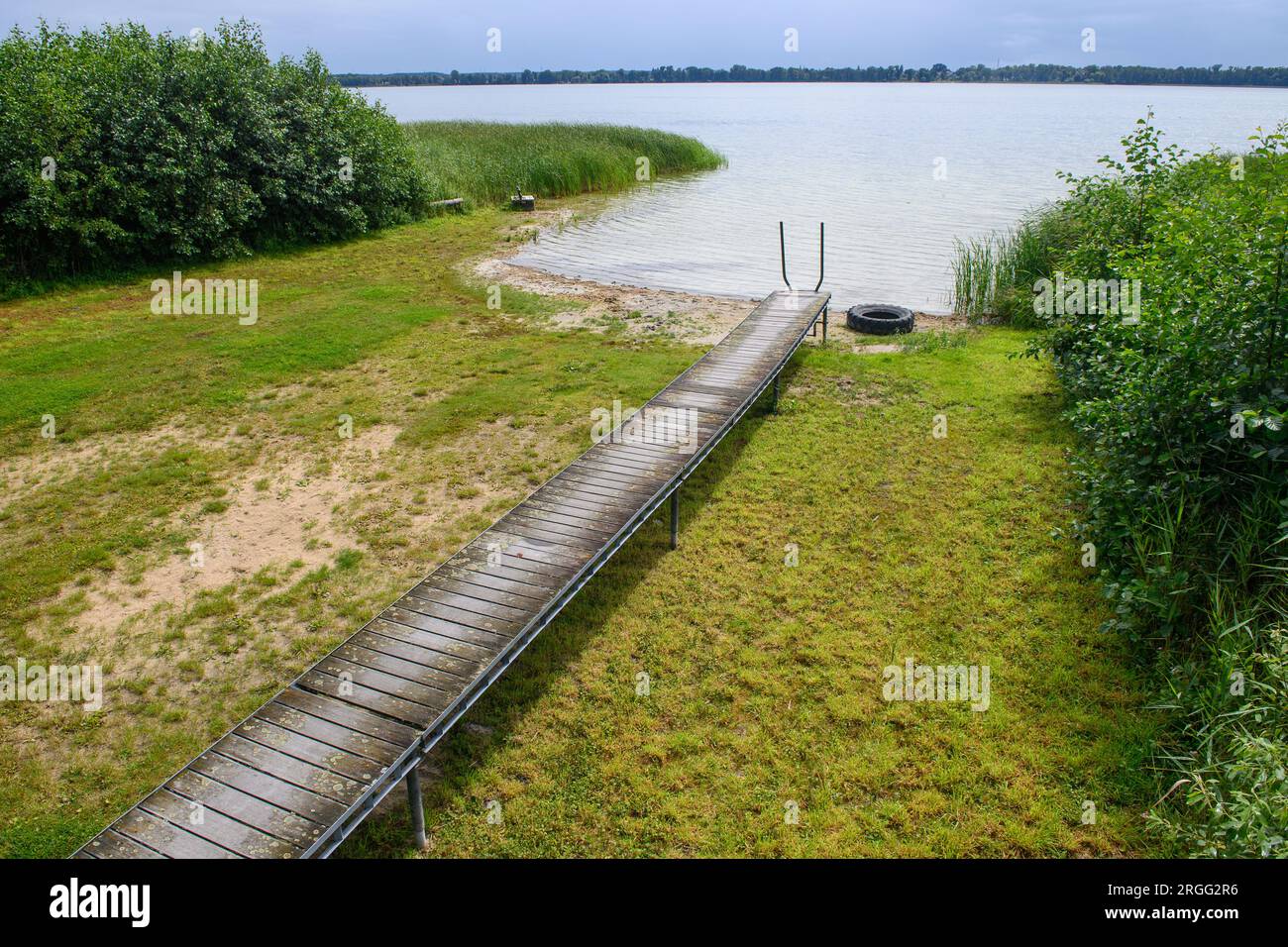 09 août 2023, Saxe-Anhalt, Zießau : la jetée d'un lieu de baignade à Arendsee n'atteint plus l'eau du lac et reste sèche. Arendsee est le plus grand lac naturel de Saxe-Anhalt. Il a été formé par plusieurs effondrements du sous-sol et est de 50 mètres de profondeur à son point le plus profond. Photo : Klaus-Dietmar Gabbert/dpa Banque D'Images