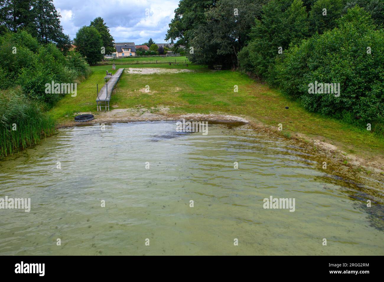 09 août 2023, Saxe-Anhalt, Zießau : la jetée d'une zone de baignade à Arendsee n'atteint plus l'eau du lac et reste sèche. Arendsee est le plus grand lac naturel de Saxe-Anhalt. Il a été formé par plusieurs effondrements du sous-sol et est de 50 mètres de profondeur à son point le plus profond. Photo : Klaus-Dietmar Gabbert/dpa Banque D'Images