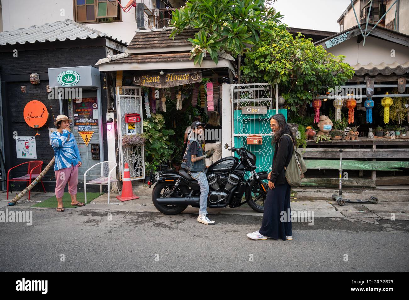 Motard thaïlandais fumant de l'herbe à Chiang Mai Banque D'Images